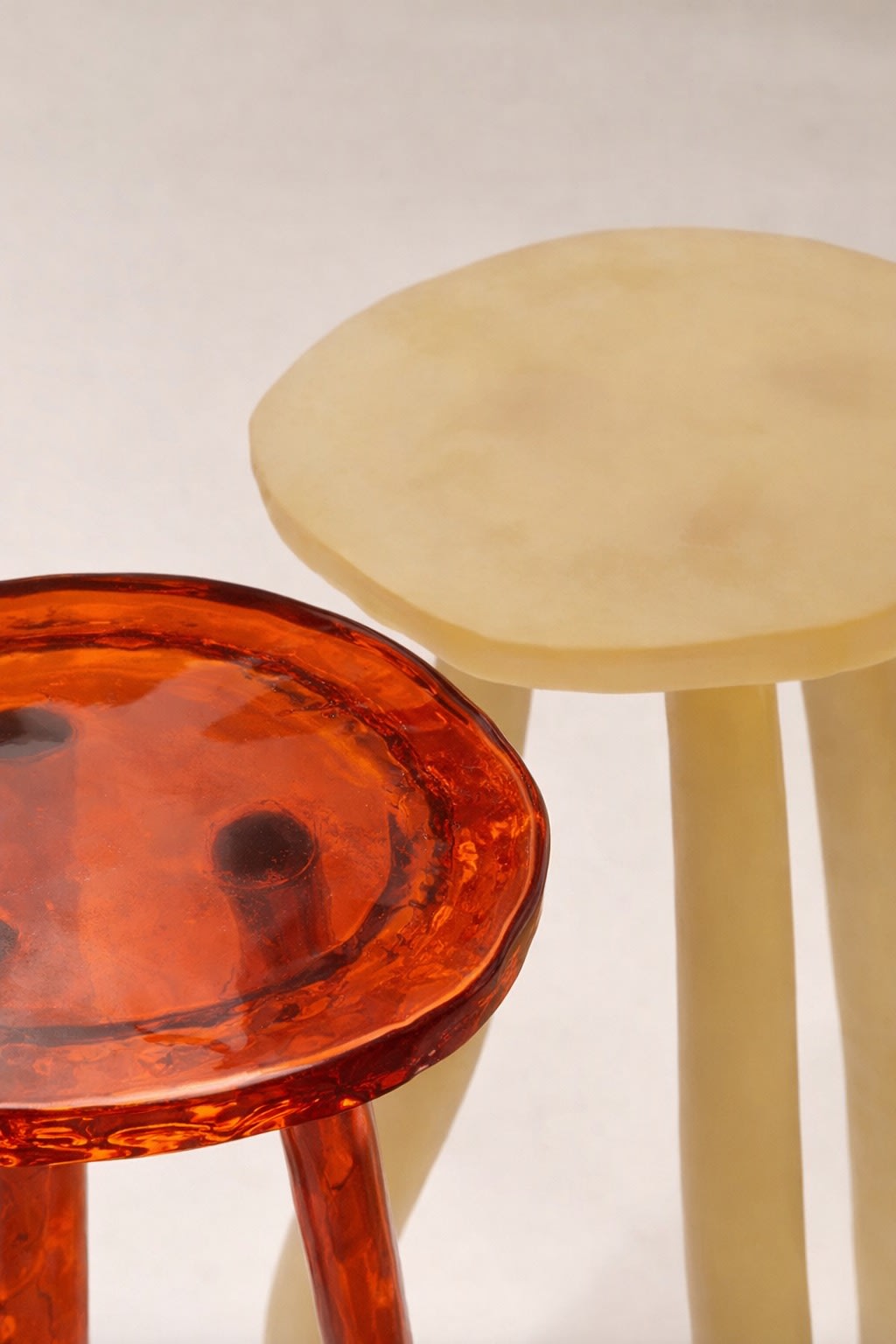 Lung 1.0 Ambar Side Table — close-up of amber glass top and light base