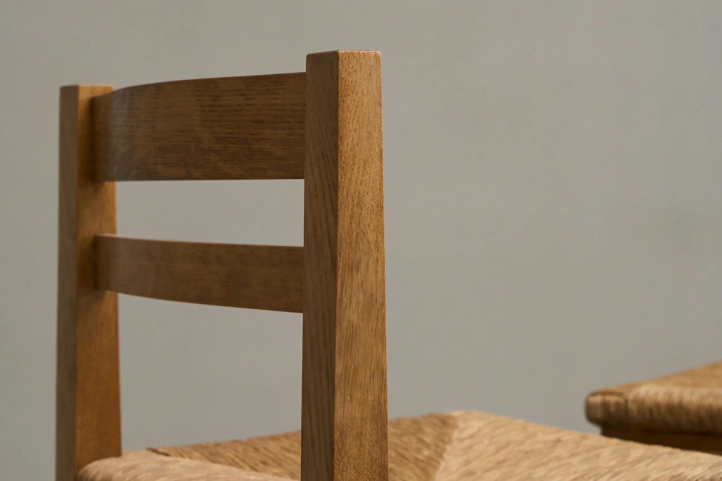 Set of 4 Modernist Chairs in Solid Oak and Straw, Belgium 1960s — close-up