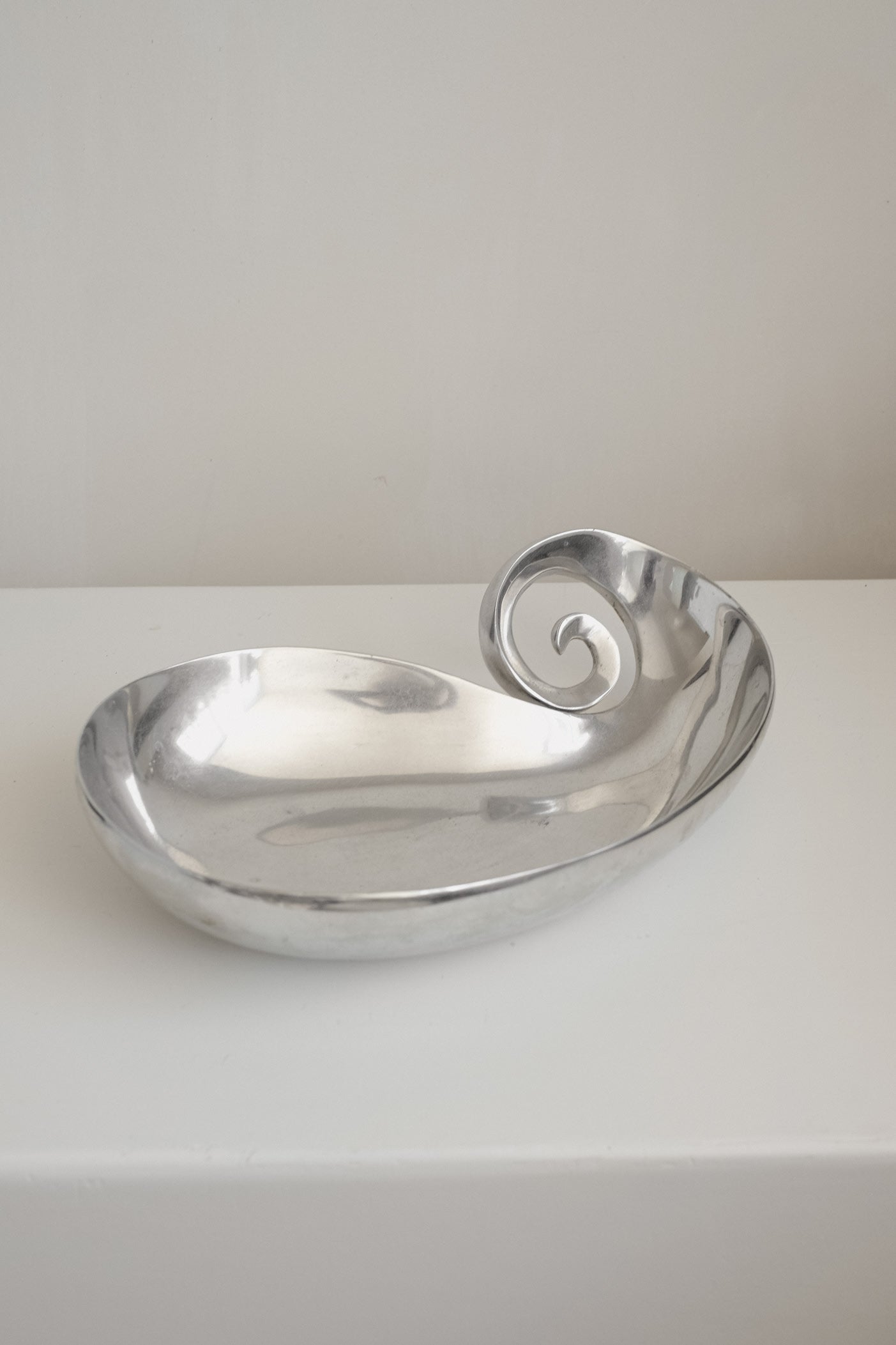 Elegant Aluminium Spiral Dish — view 10