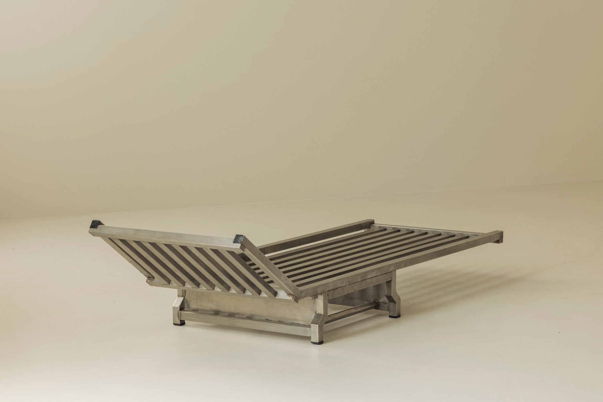 Exceptional French Stainless Steel Modernist Daybed / Chaise Longue, 1970s — additional view