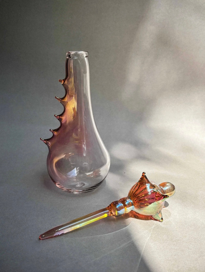 Perfumero Magnifica Sculptures in Glass — close-up of pink glass details