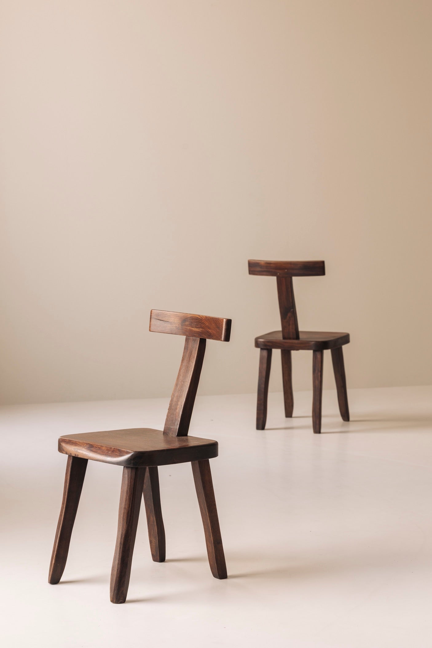 Large set of 8  Brutalist wooden T chairs by Aranjou, France 1960s. — lifestyle setting