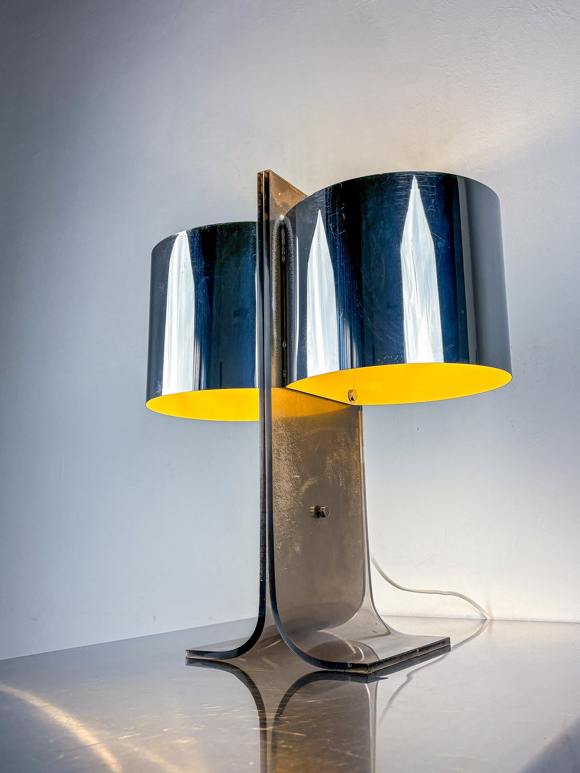 Lucite and Chrome Table Lamp Attributed to Gianfranco Fini & Fabrizio Cocchi, Italy 1970s — detail view