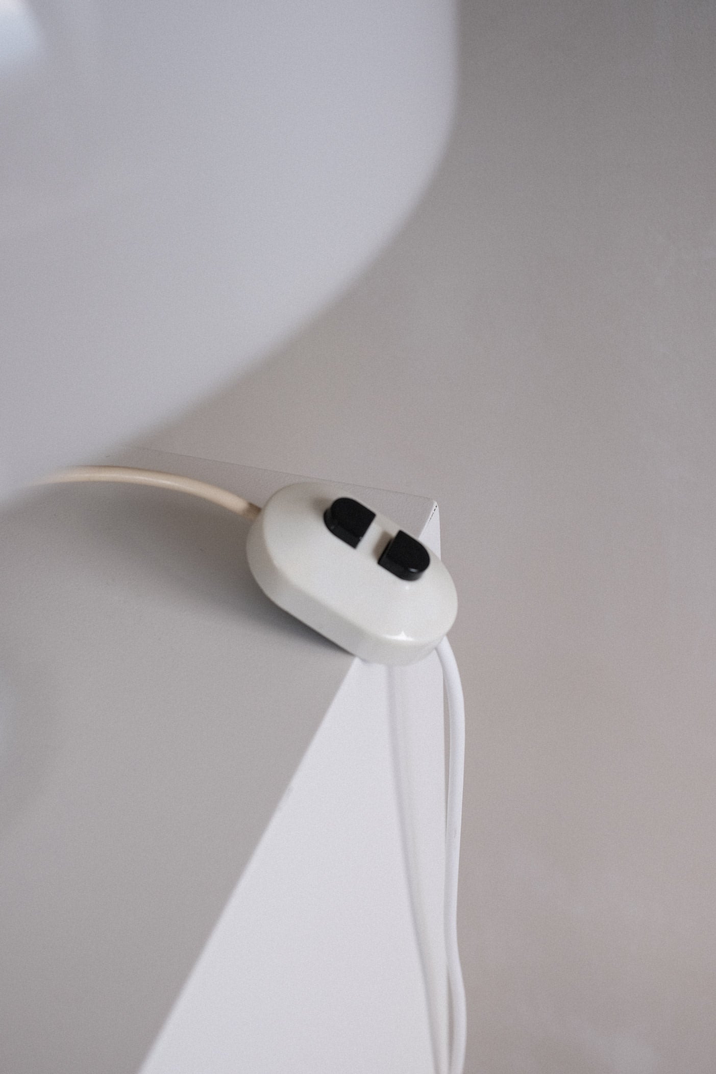 Brumbry Table Lamp by Luigi Massoni for Harvey Guzzini — close-up of white switch on lamp cord
