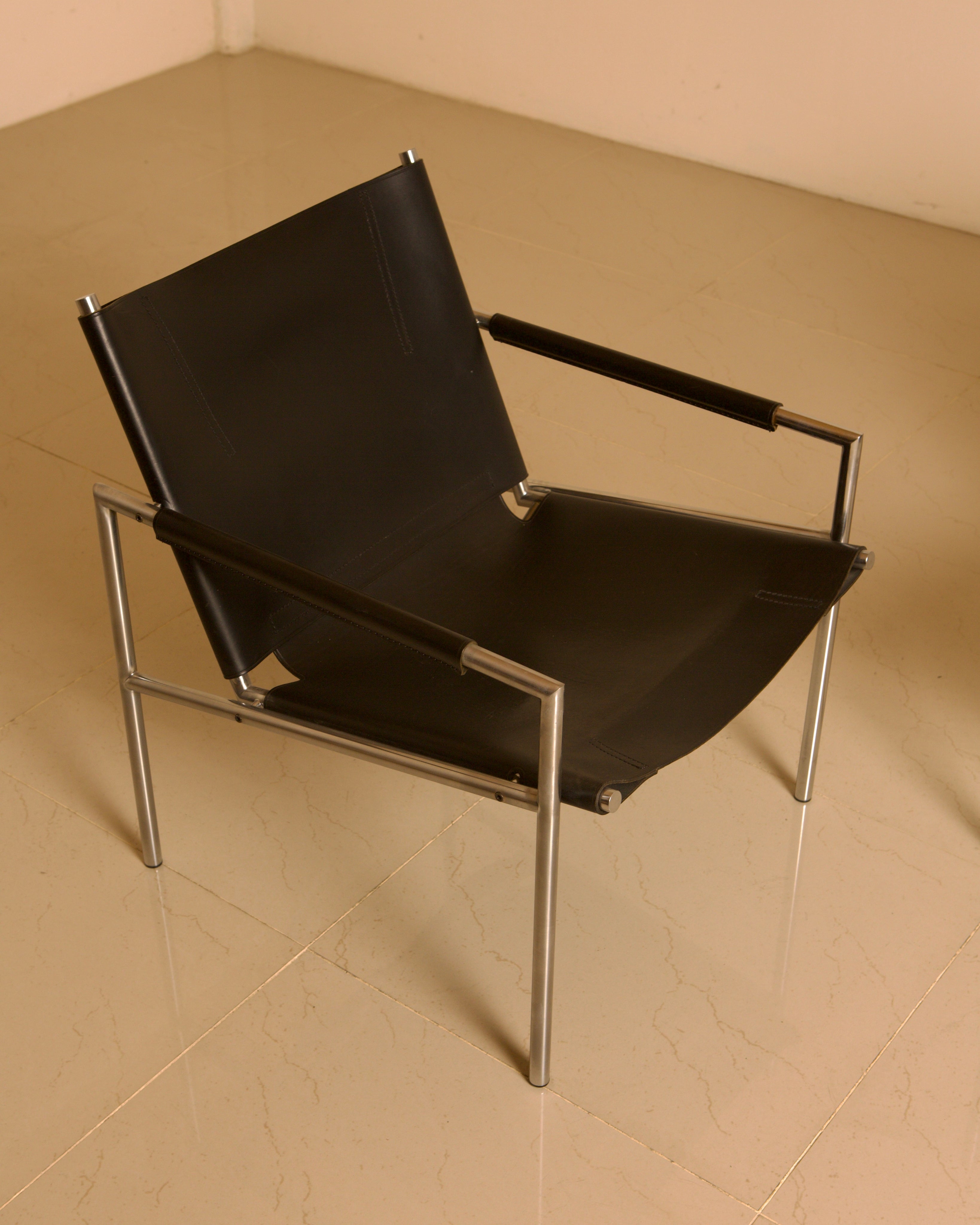 Pair of "SZ02" armchairs in black leather by Martin Visser for Spectrum 80's — detail view