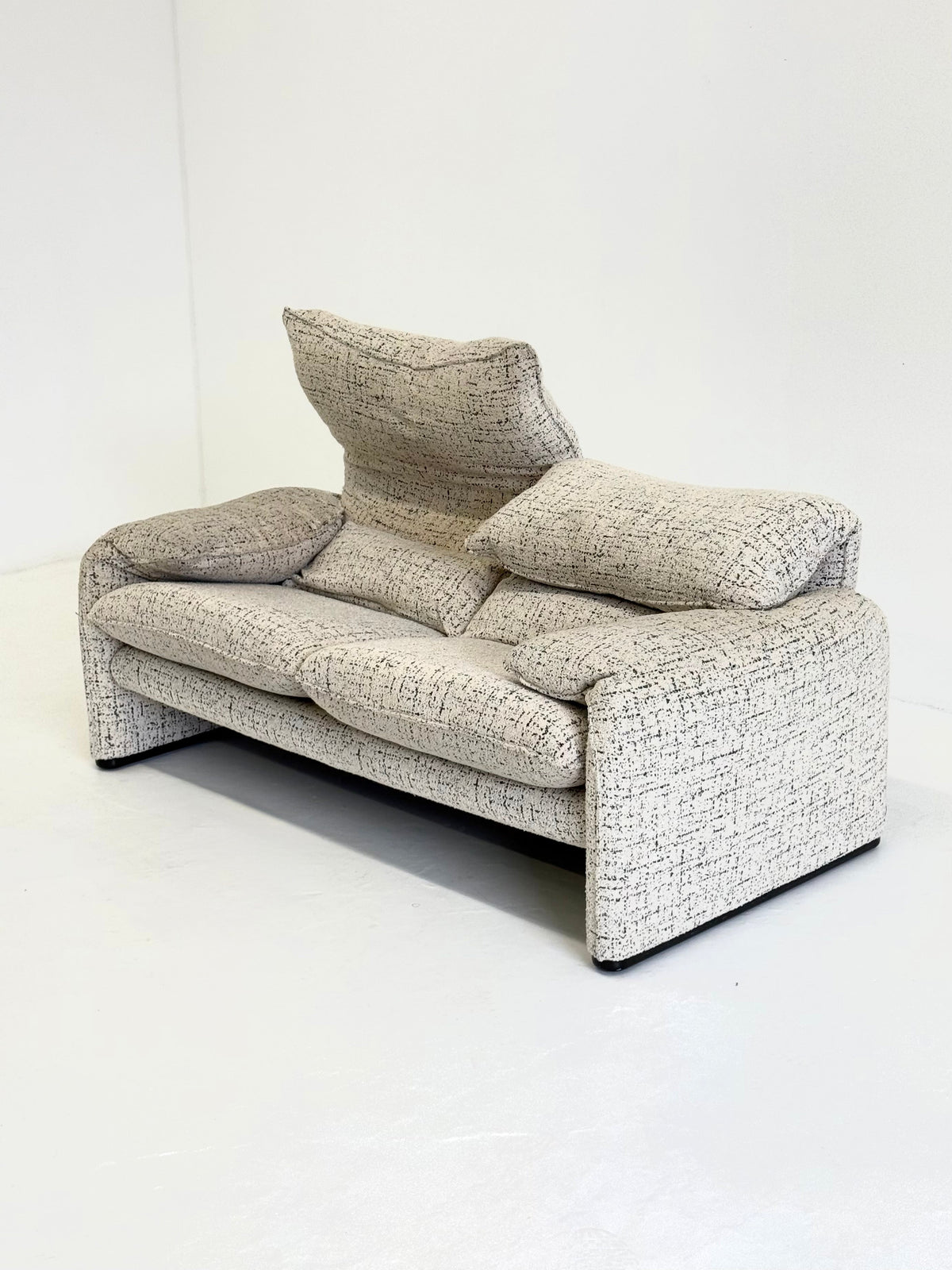 Cassina Maralunga 2-seater sofa by Vico Magistretti off-white with subtle pattern — view 11