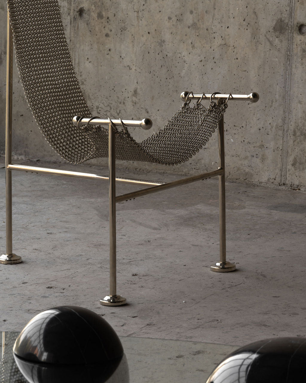 Chaise Sculpturale en Mailles d'Acier