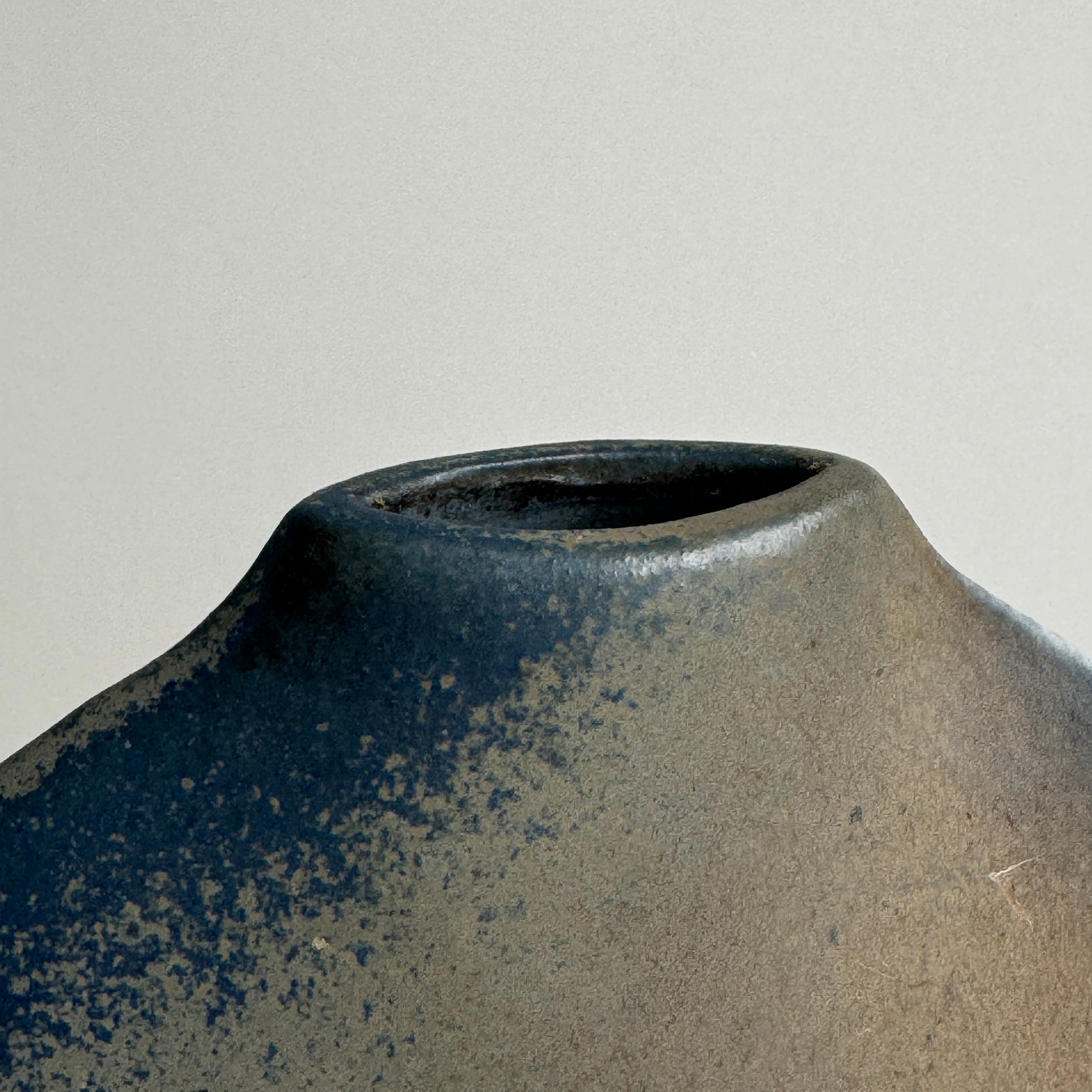 Porcelain vase by Benoît Montreau — detail view