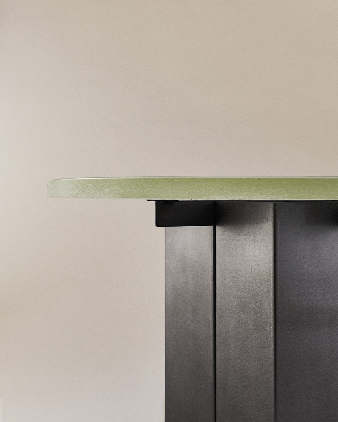 Table basse "SPILLED", en verre gravé.  — lifestyle setting