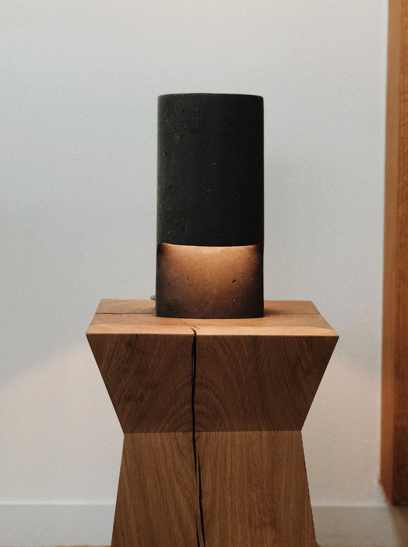 The Lamp Bien Faite Anthracite — close-up of concrete lamp on wooden base