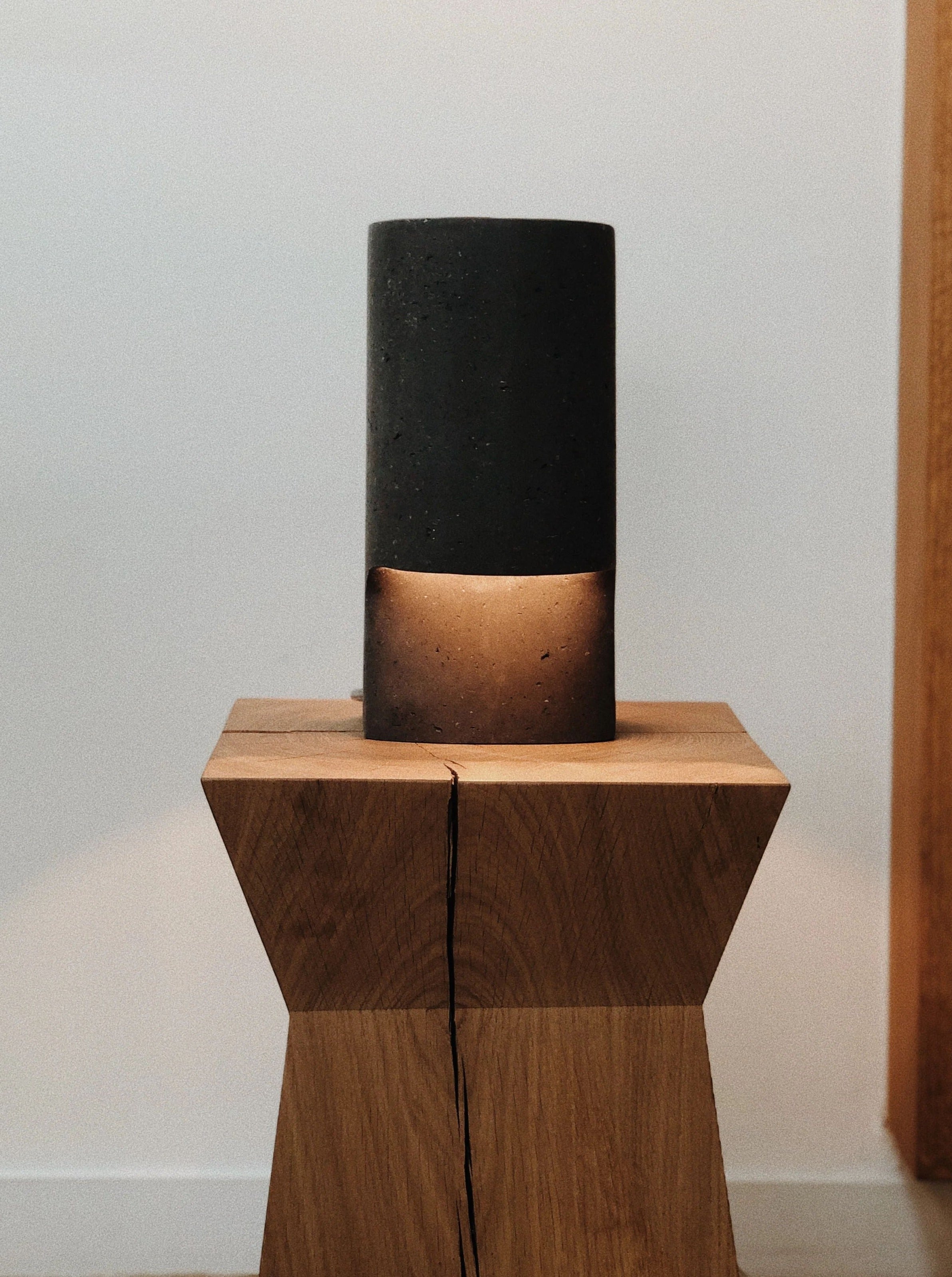 The Lamp Bien Faite Anthracite — close-up of concrete lamp on wooden base