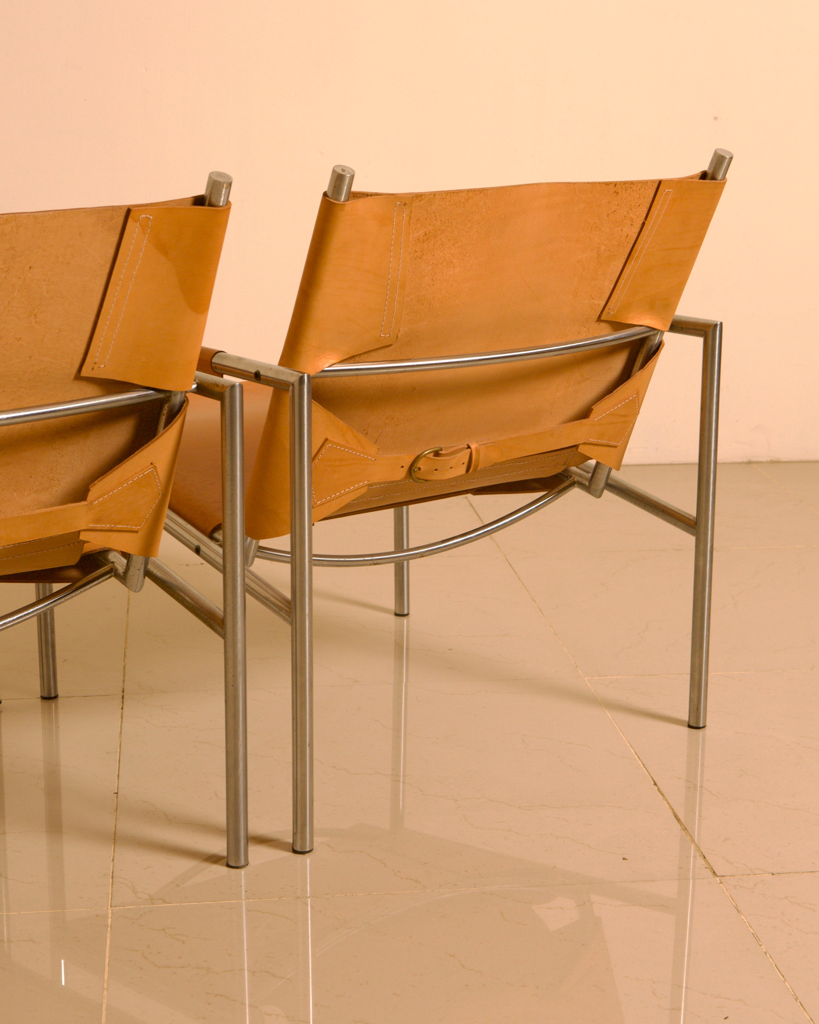 Pair of "SZ02" armchairs in natural beige leather by Martin Visser for Spectrum 60's — close-up