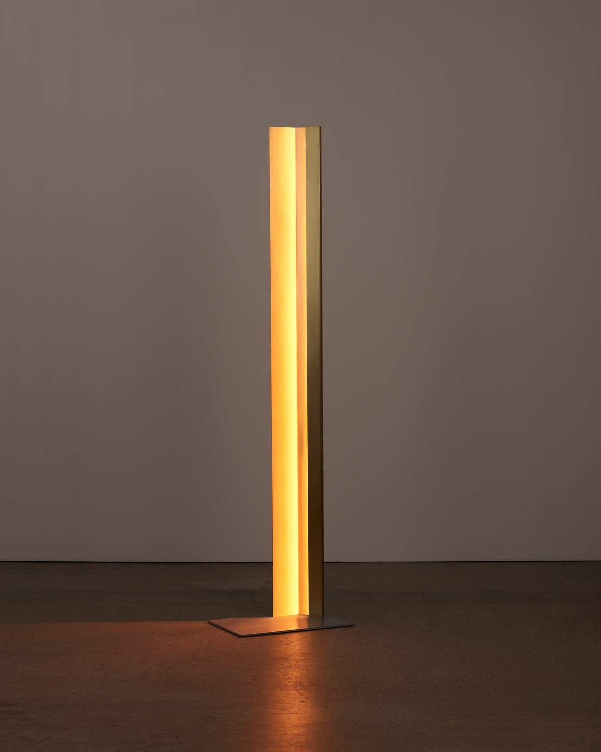 Mano Standing Light — detail view