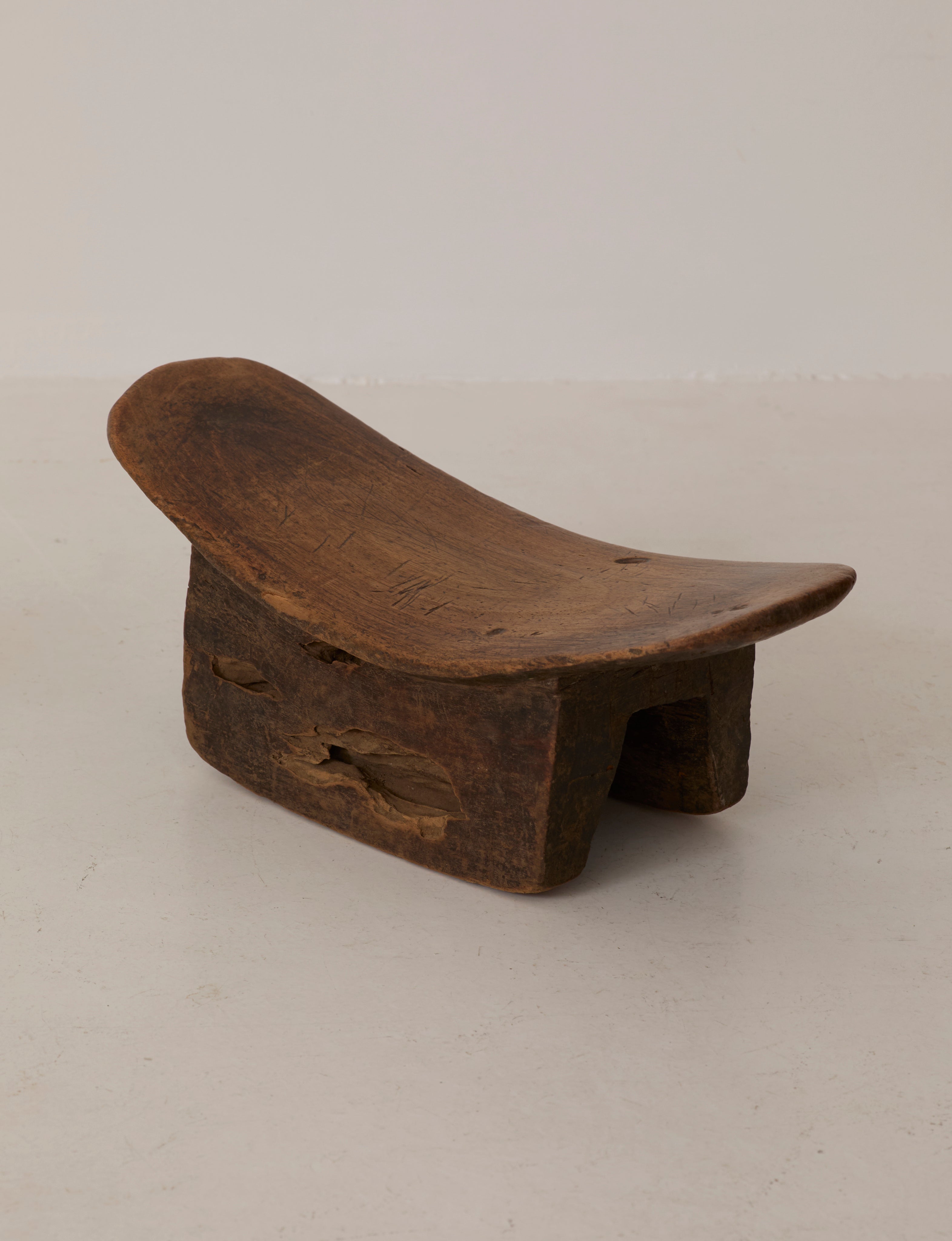 Tabouret Senufo Africain du Milieu du Siècle en Bois Massif