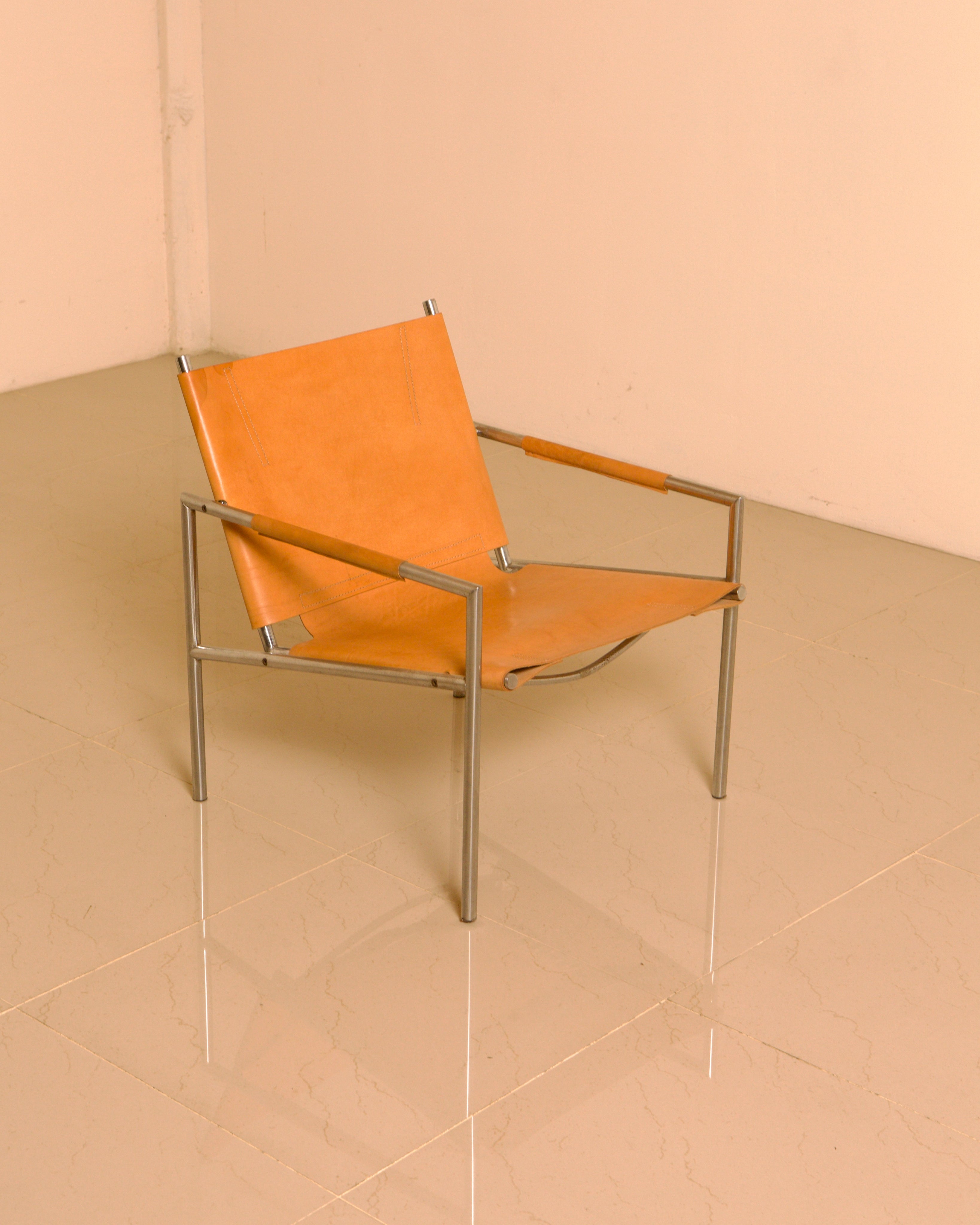 Pair of "SZ02" armchairs in natural beige leather by Martin Visser for Spectrum 60's — side angle