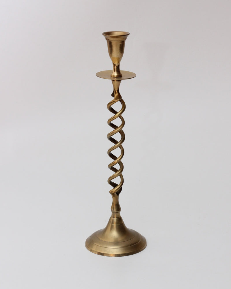 Trio Candelabros Latón — close-up of twisted brass candle holder