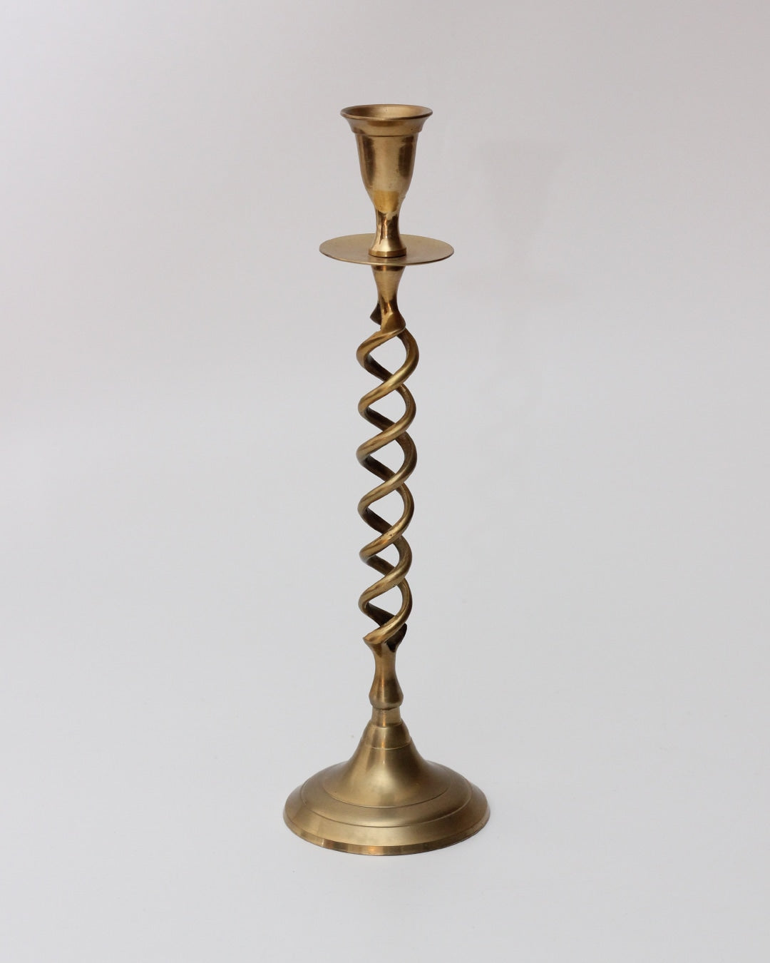 Trio Candelabros Latón — close-up of twisted brass candle holder