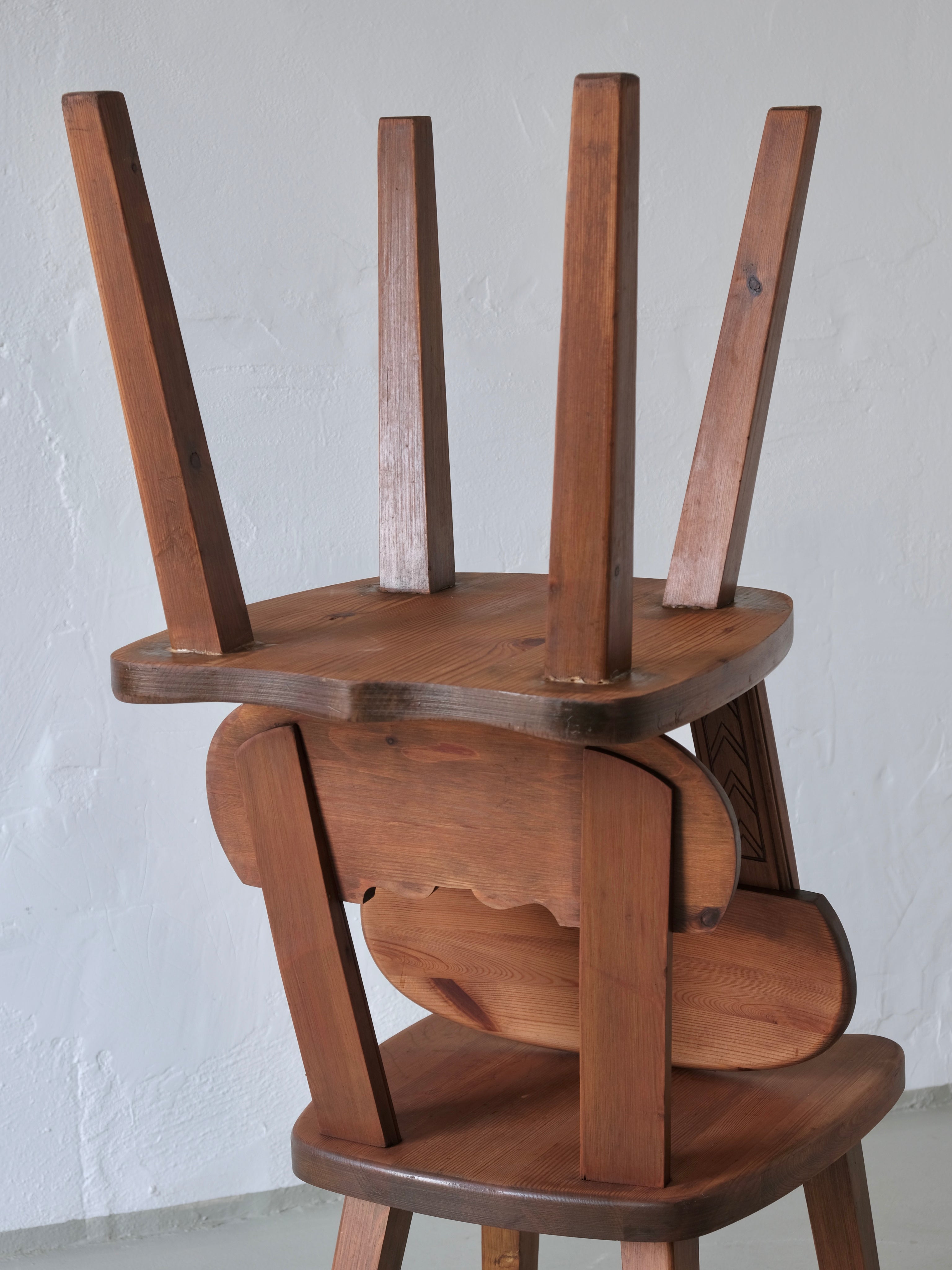 2 chaises rustiques sculptées en pin teinté, Suède, années 1940