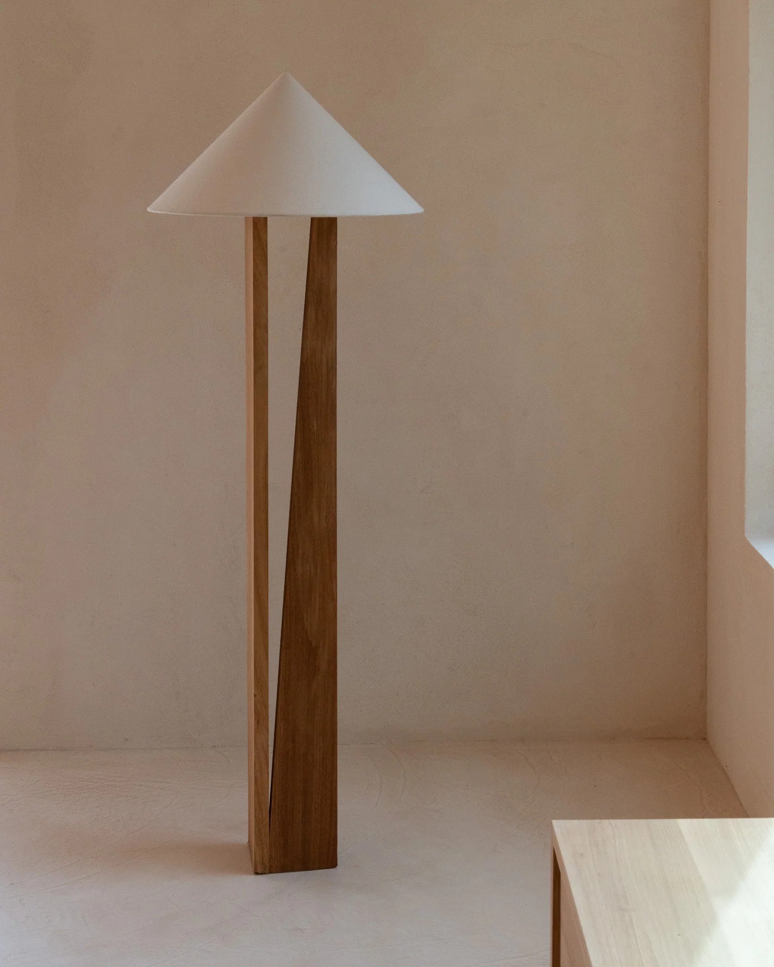 'Alicate' Floor Lamp
