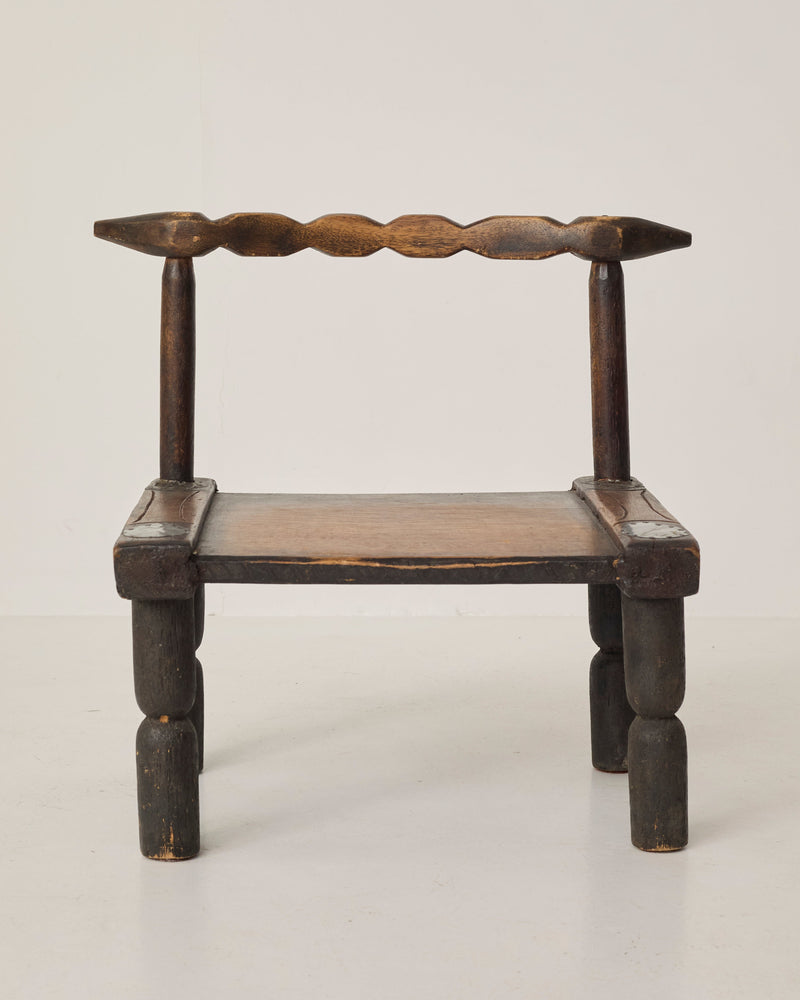 Small artisanal vintage West African chair "Baoulé" in solid wood C. 1960 — close-up