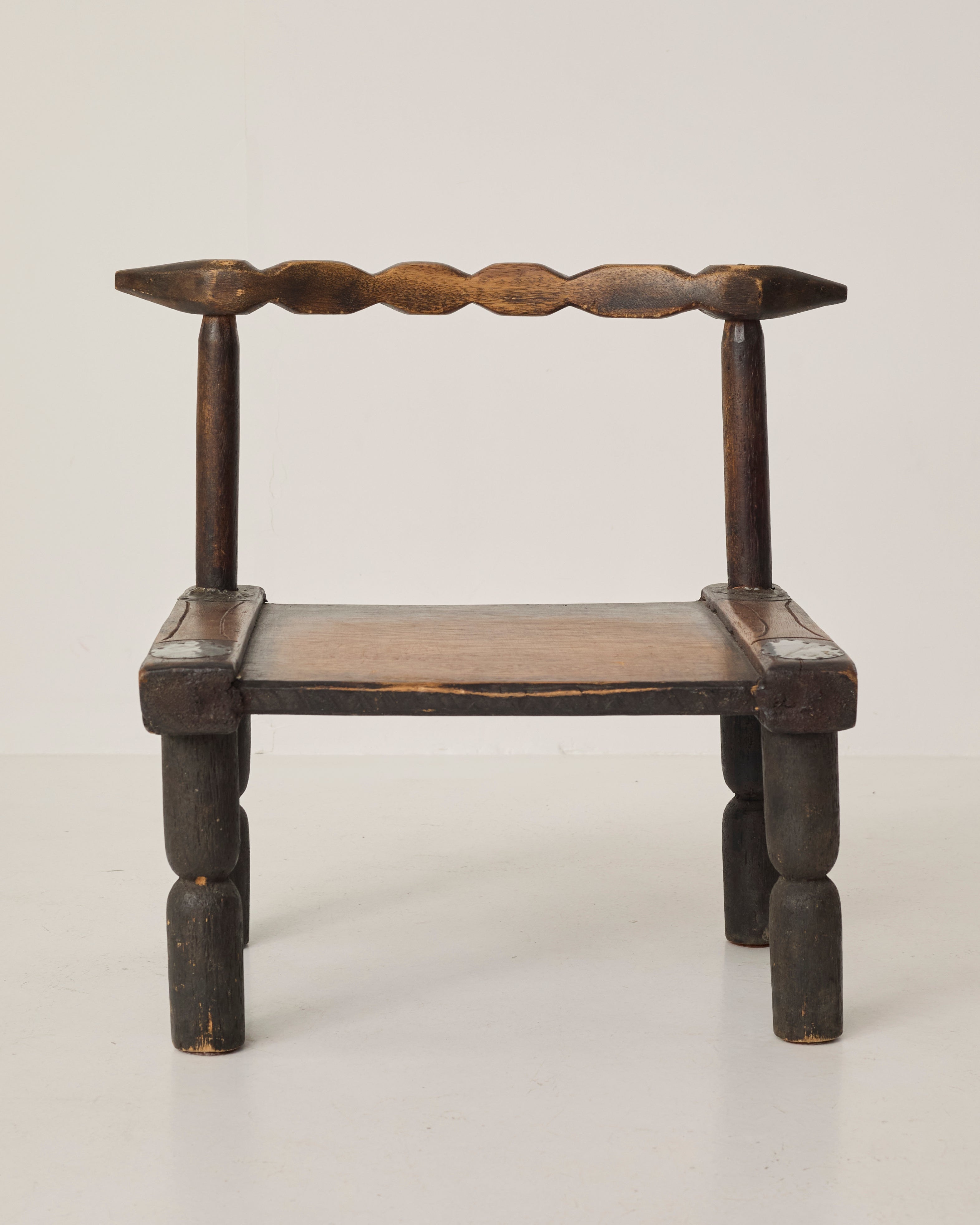 Small artisanal vintage West African chair "Baoulé" in solid wood C. 1960 — close-up