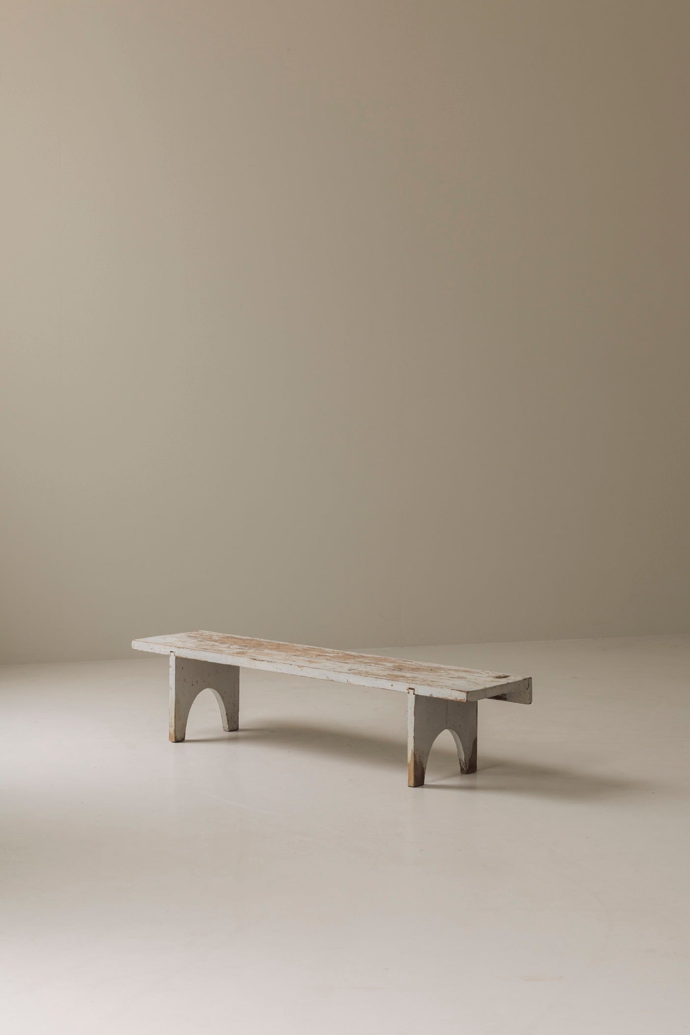 Rough patinated Swedish bench from the 1950s. — side angle