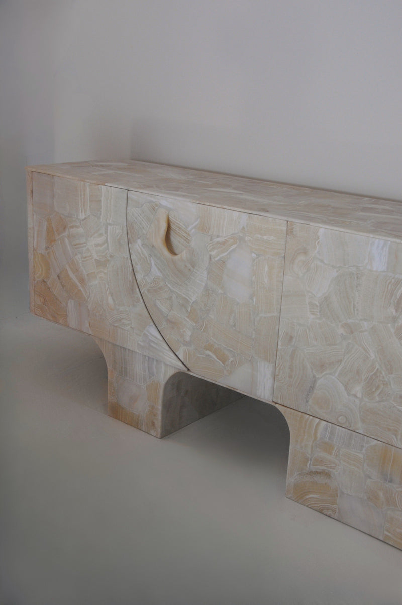 Eoli Credenza in White Onyx, Postmodern Sideboard/Cabinet — close-up of textured onyx surface