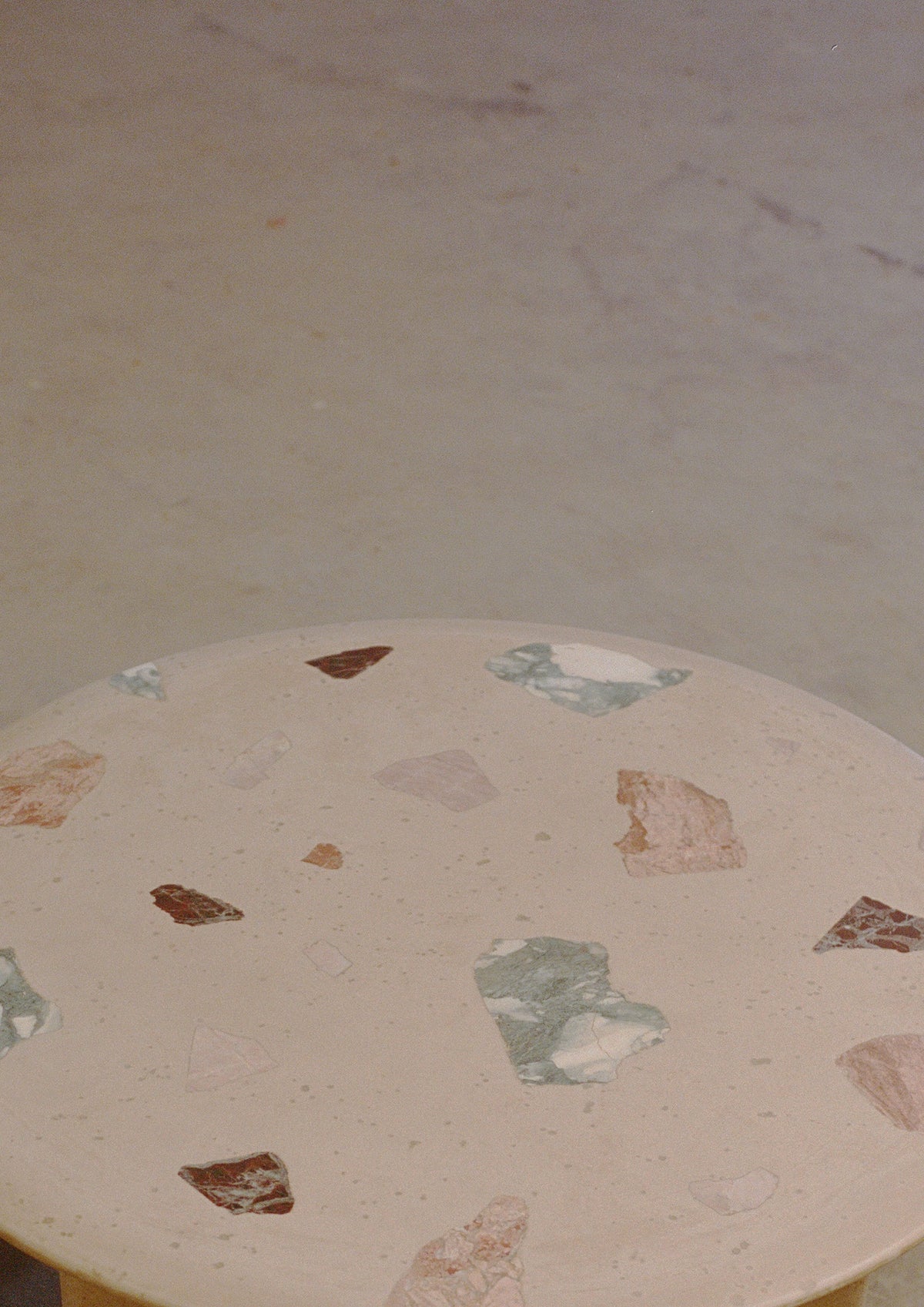 DISCUS TABLE — lifestyle setting