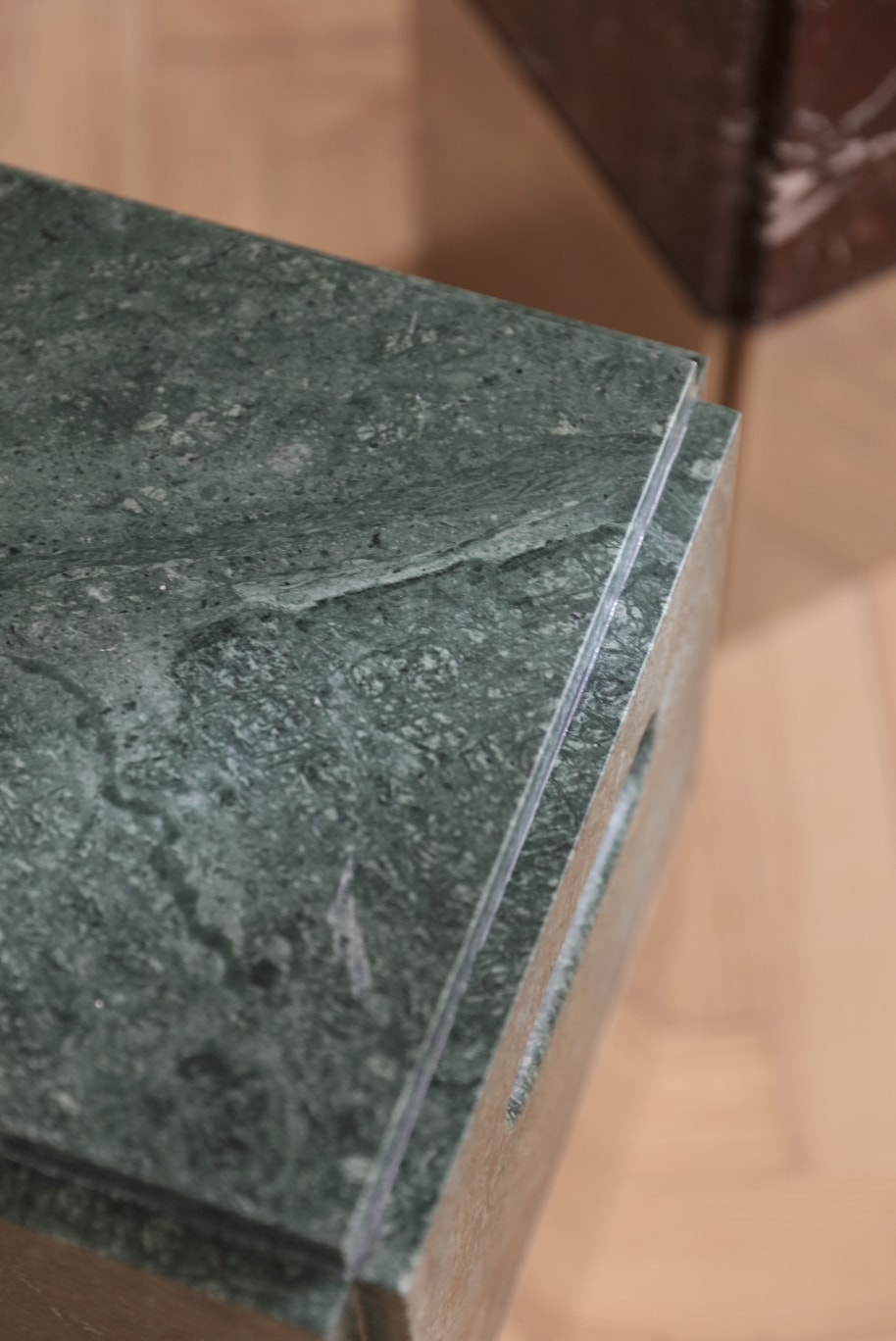 Rehundido stool in Steel and Marble — detail view