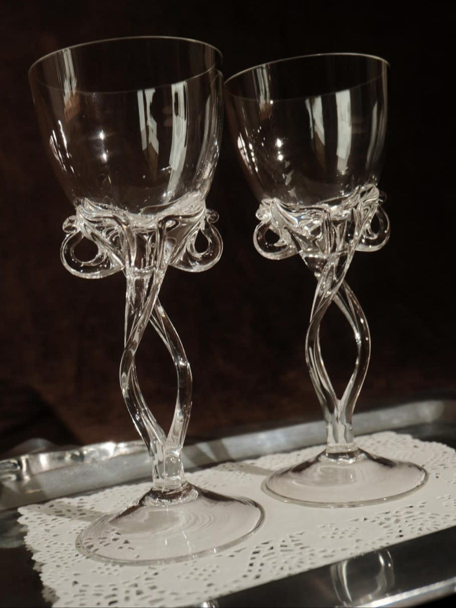 Set of 2 hand-blown wine glasses — detail view