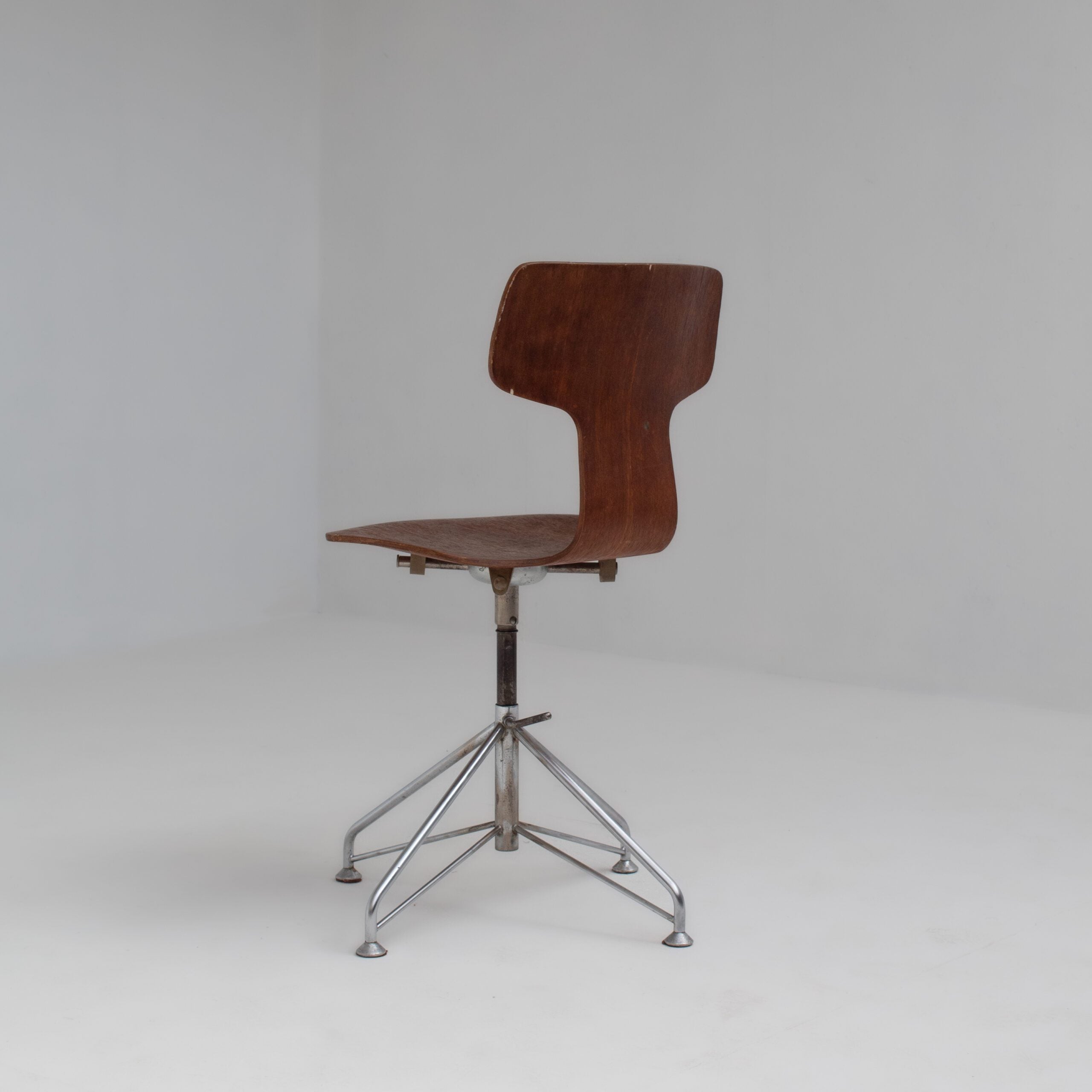 Set of 4 Arne Jacobsen Chairs — in context