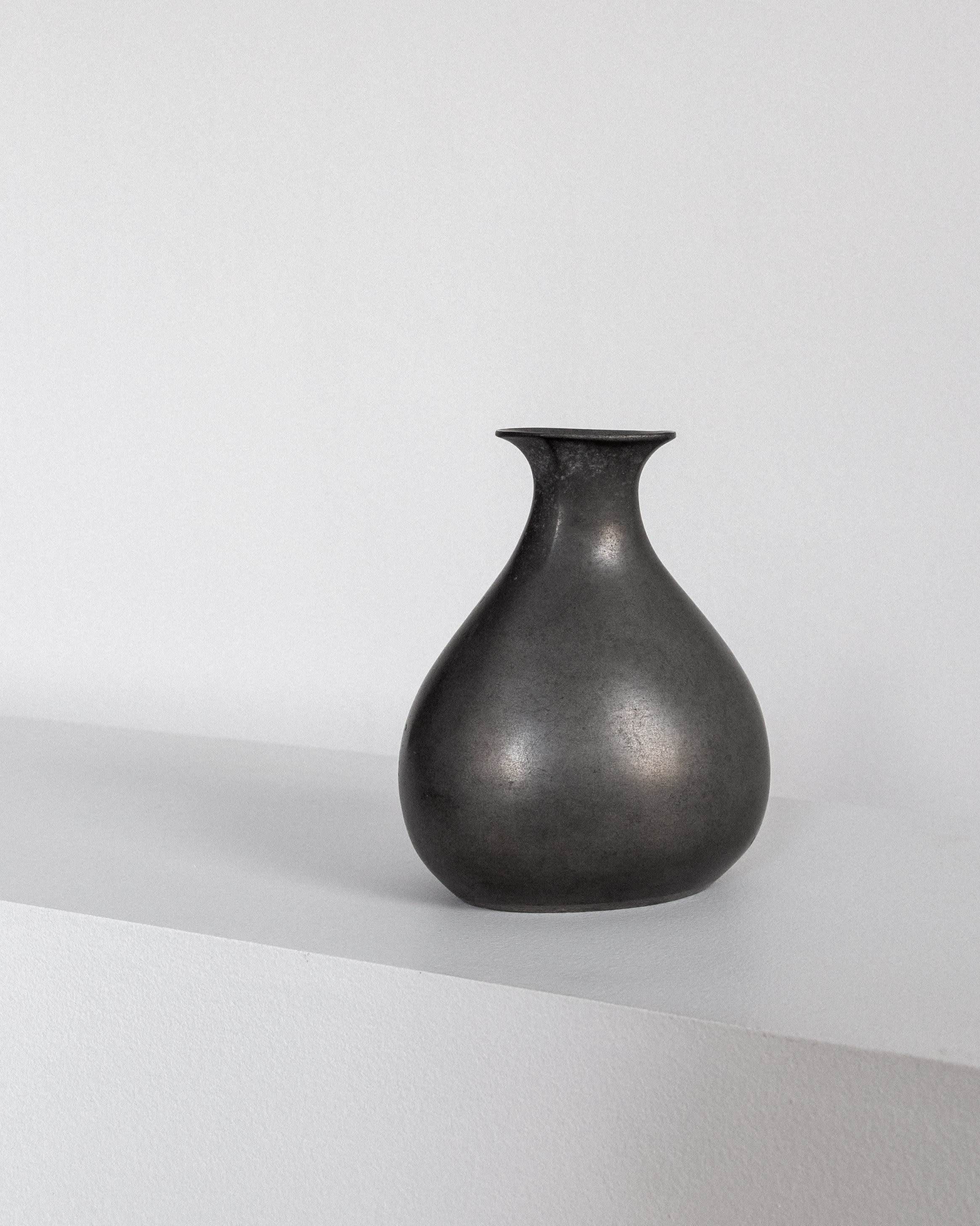 Vase en étain moderniste par GAB, 1937