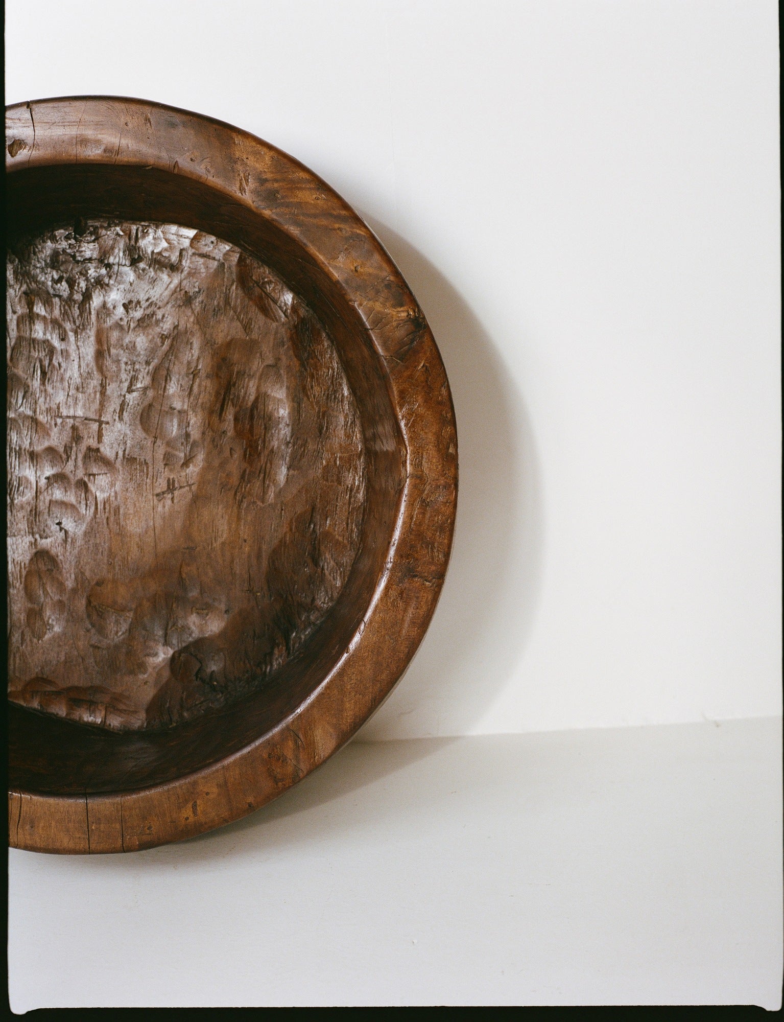 Important Monoxyle Artisanal African Mid-Century Carved Bowl / Centerpiece — close-up