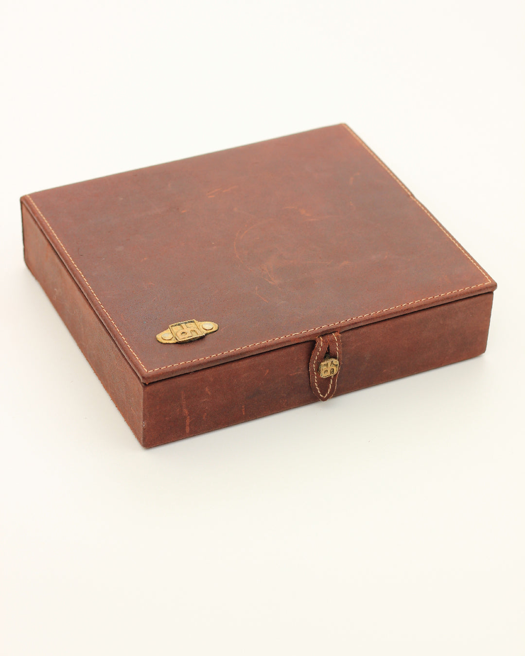 Solitario Inglés — back view of brown leather box with clasp
