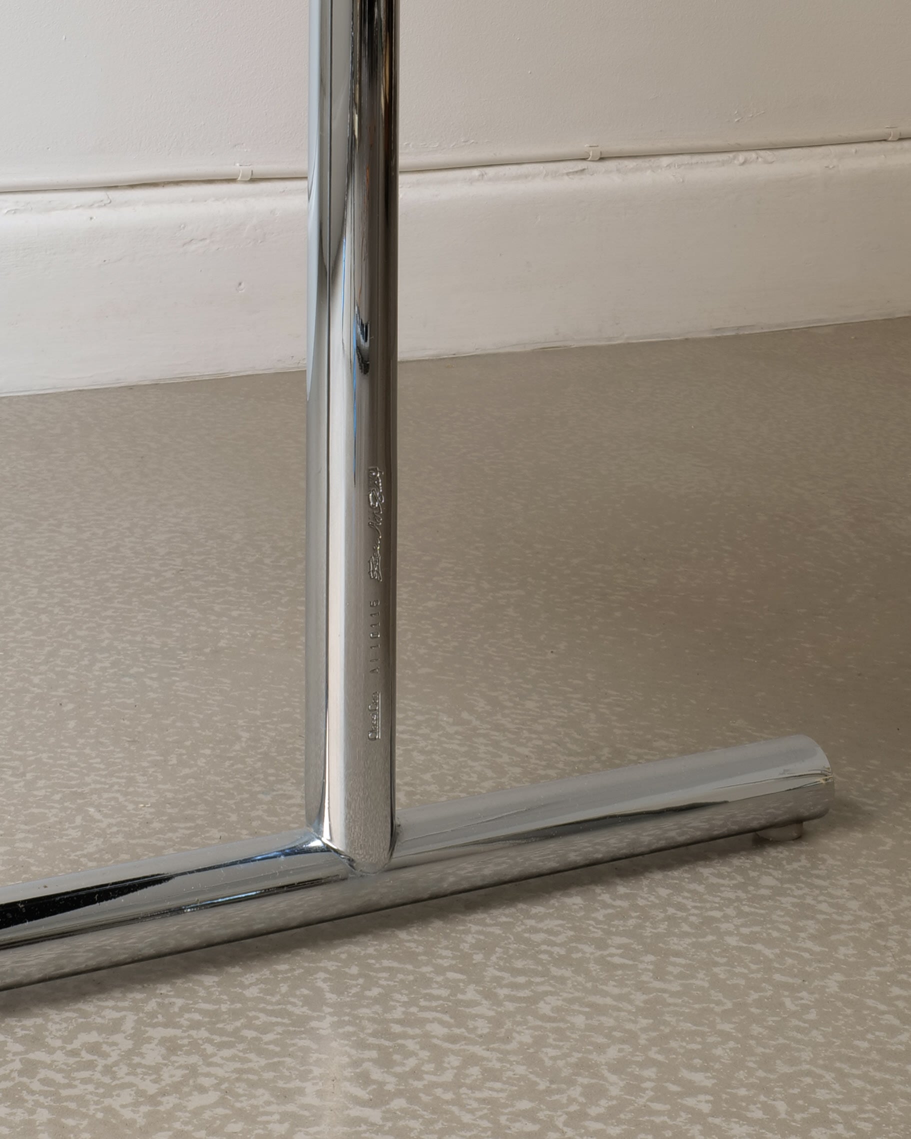 Table extensible Lou Perou par Eileen Grey