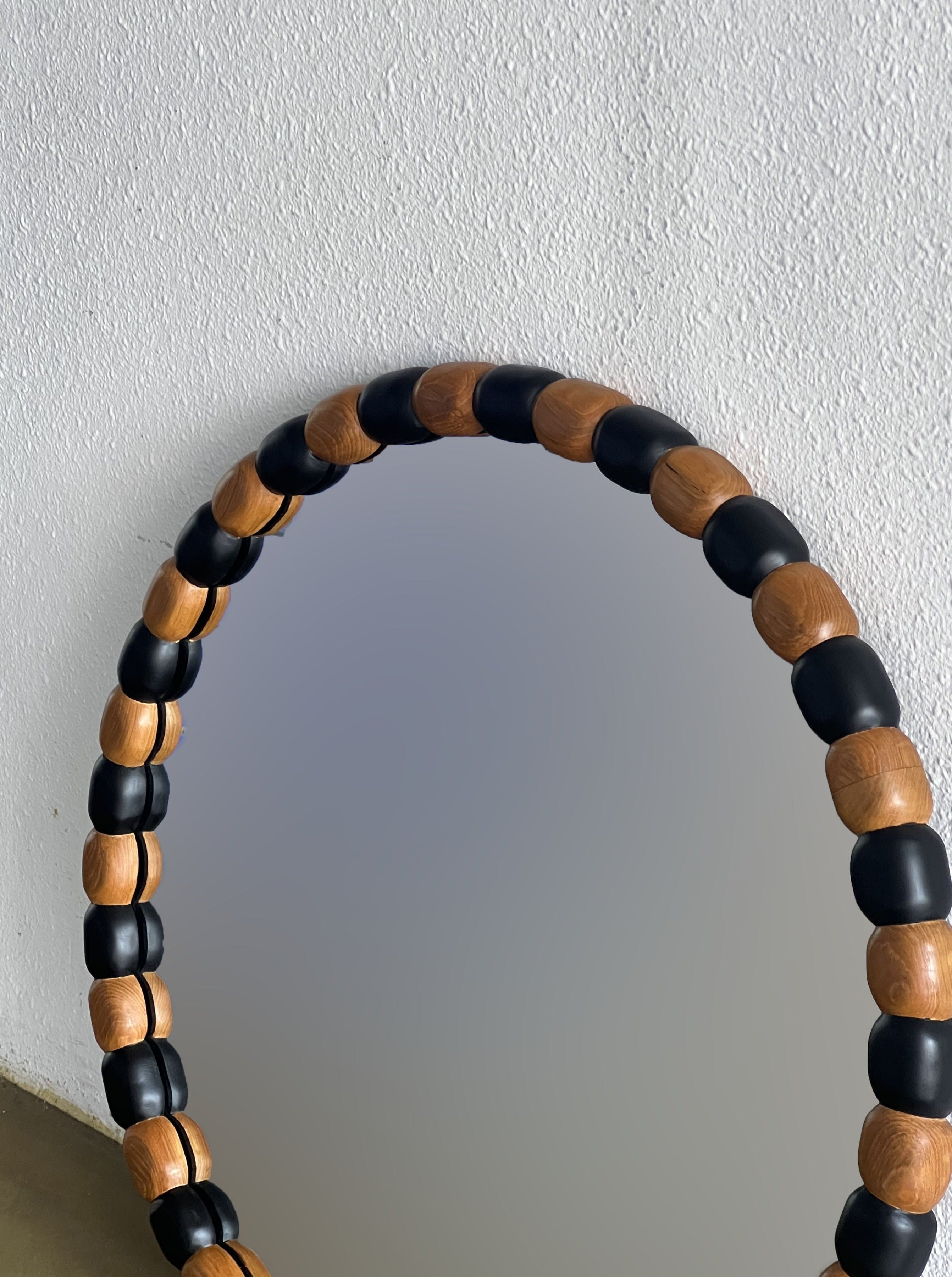 Onde Mirror Round (Teak/Black) — close-up of wooden and black frame