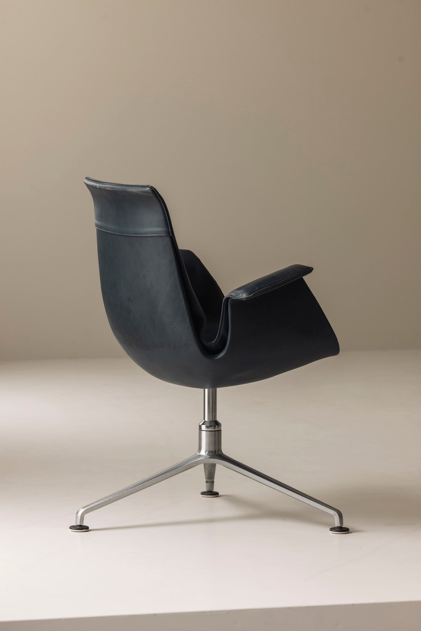 Set of two Bird Low Tulip Chairs by Fabricius & Kastholm, 1960s — side angle