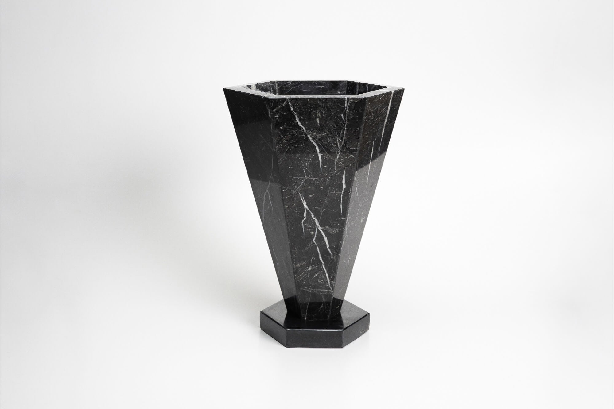 Vase 01 XL — front view of black marble vase