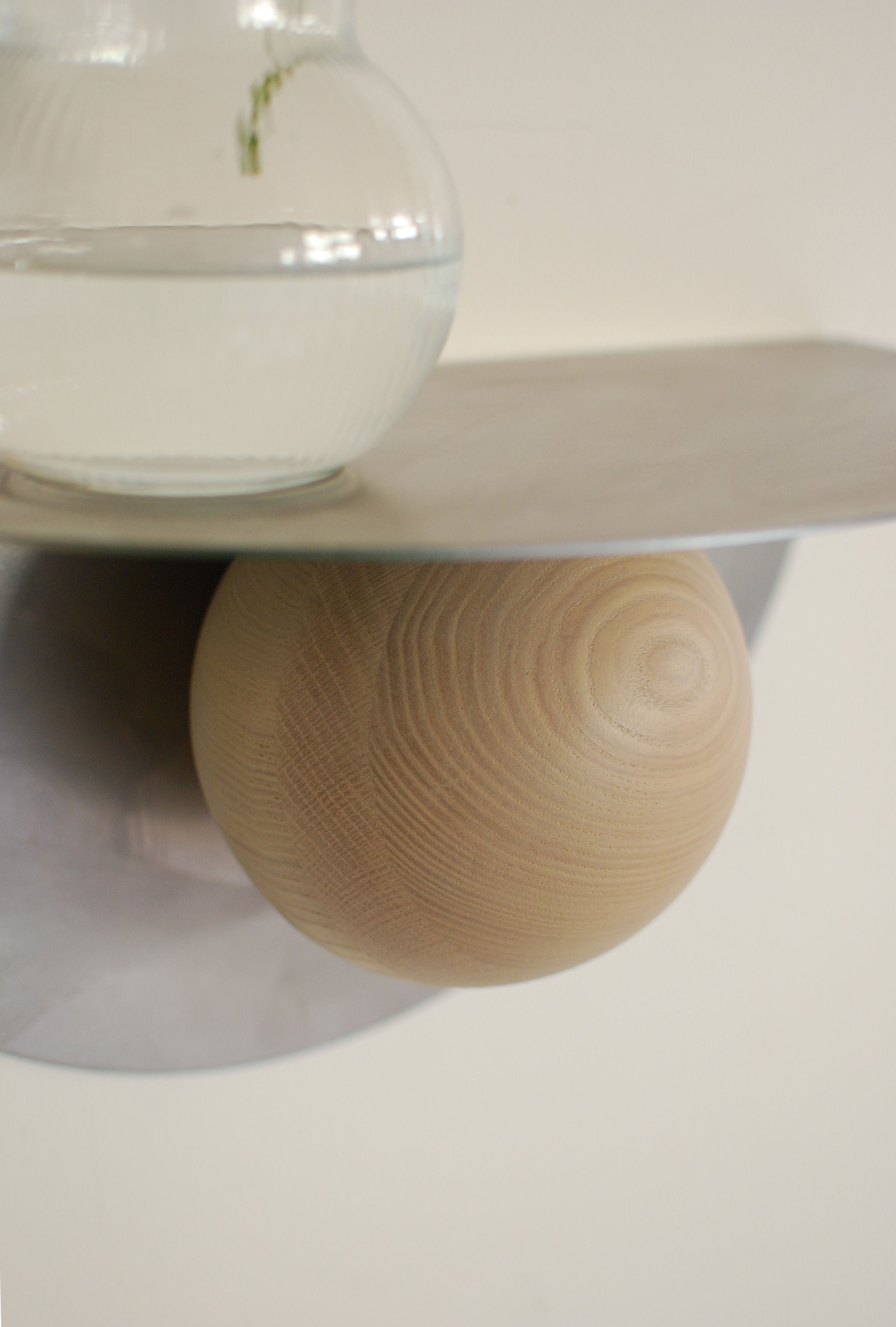 POP' Shelf in Steel and Ash Wood — top view showing round wooden support