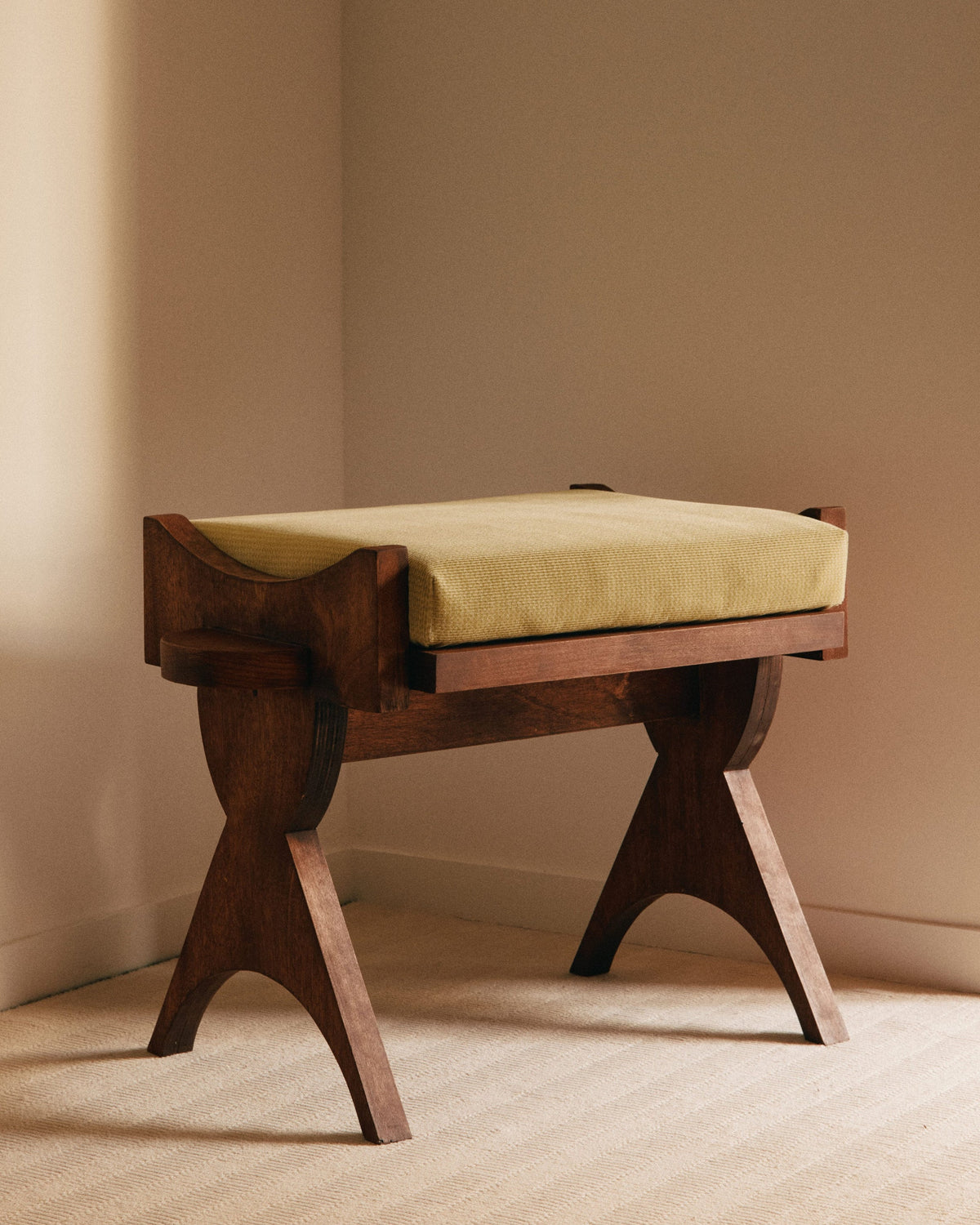 THE STOOL E02 — side angle