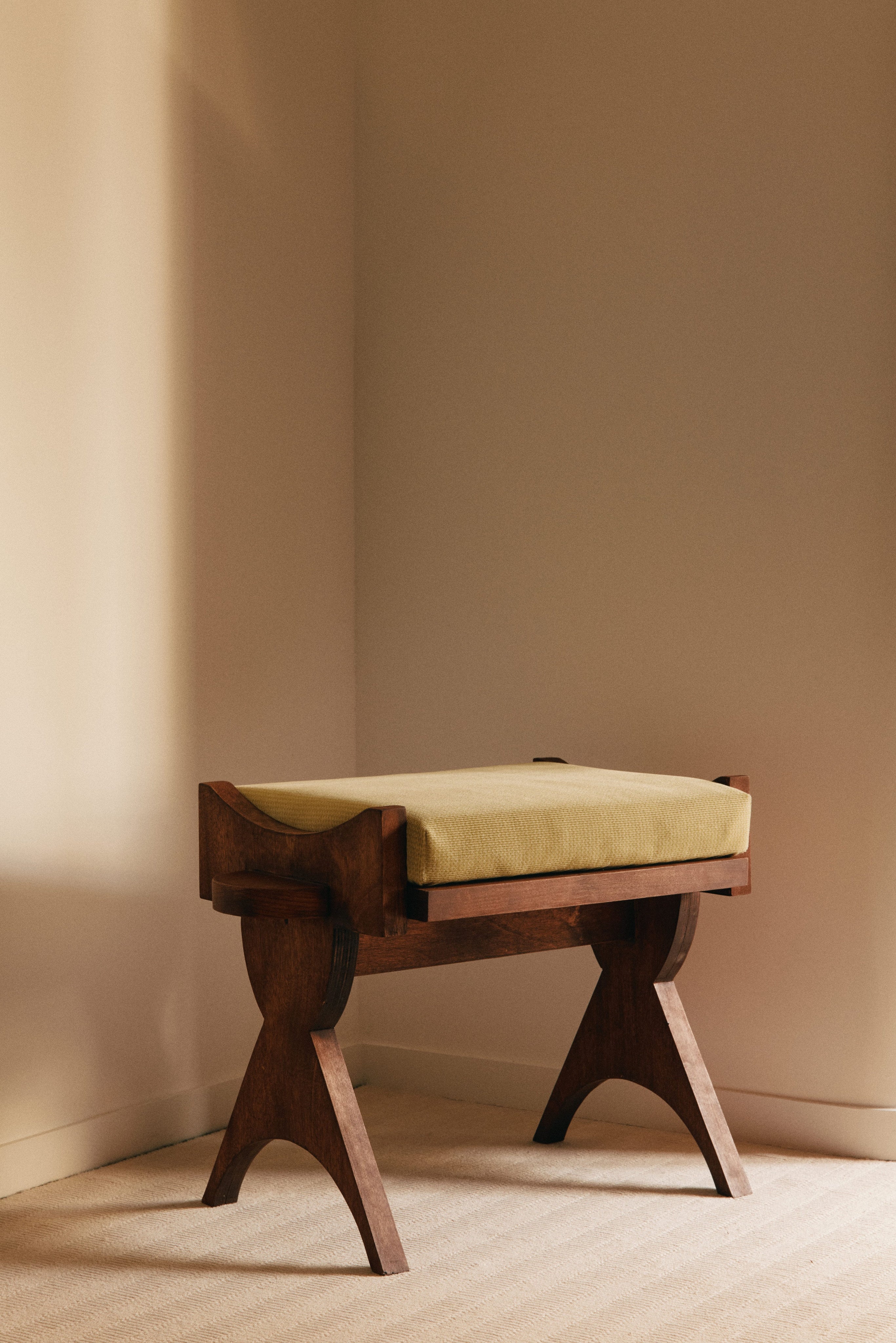 THE STOOL E02 — side angle