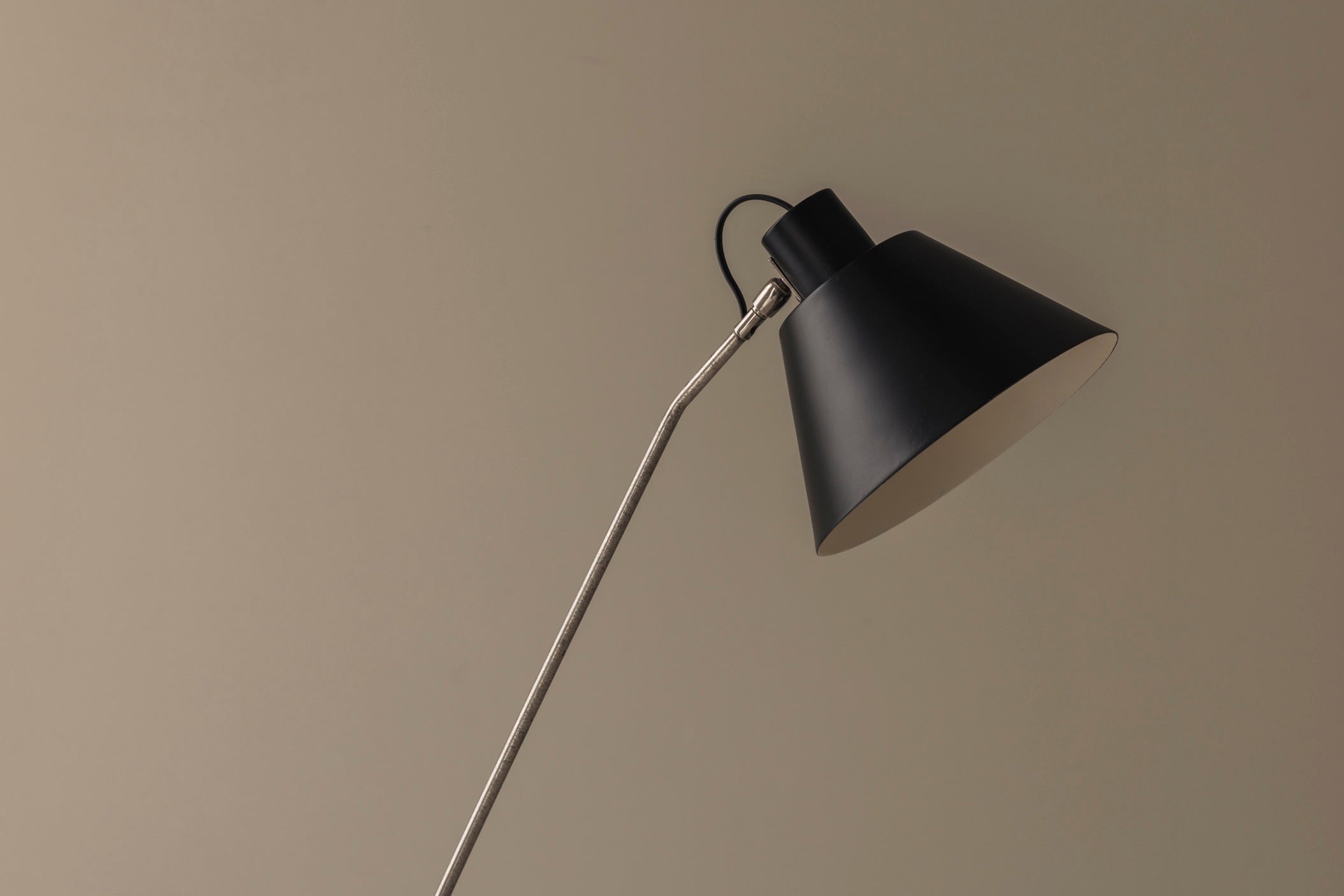 Early'Magneto' Floor Lamp by H. Fillekes for Artifort, the Netherlands 1954 — angled view highlighting black shade and metall