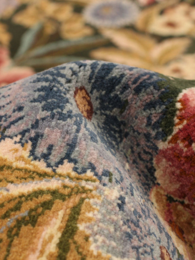 Morris Rug in Nazm 274 x 369 cm — close-up of floral pattern detail