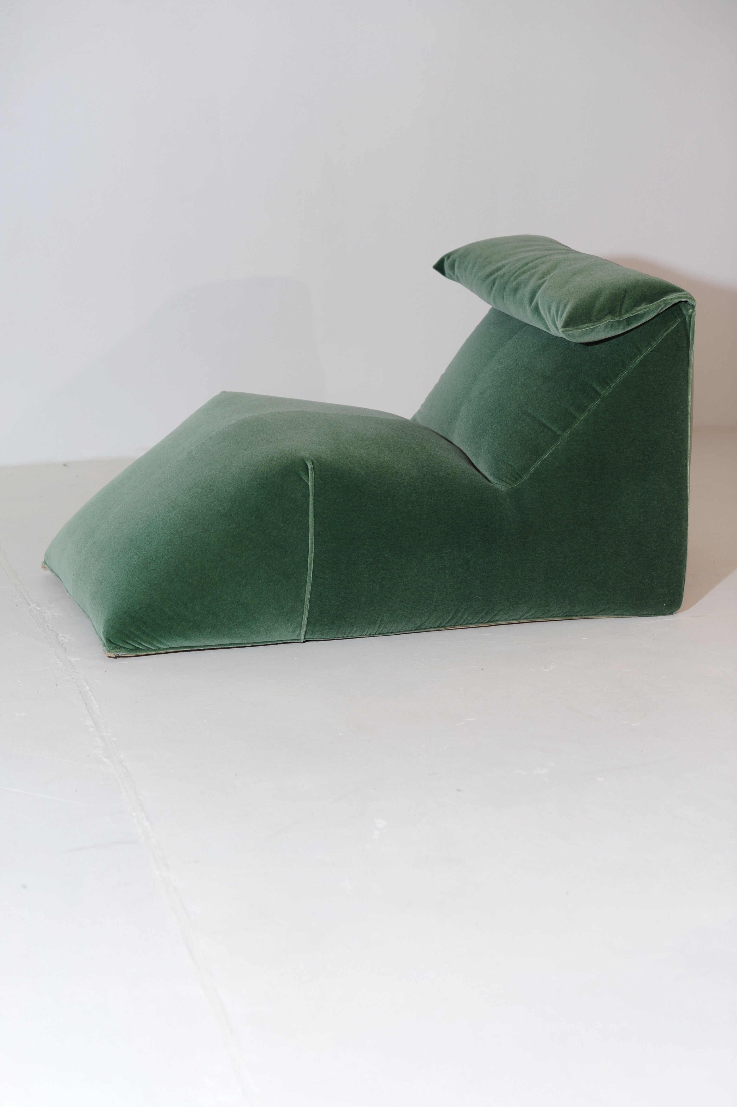 Le Bambole Chaise Lounge by Mario Bellini in Green Velvet Mohair Italy, 1971 — in context