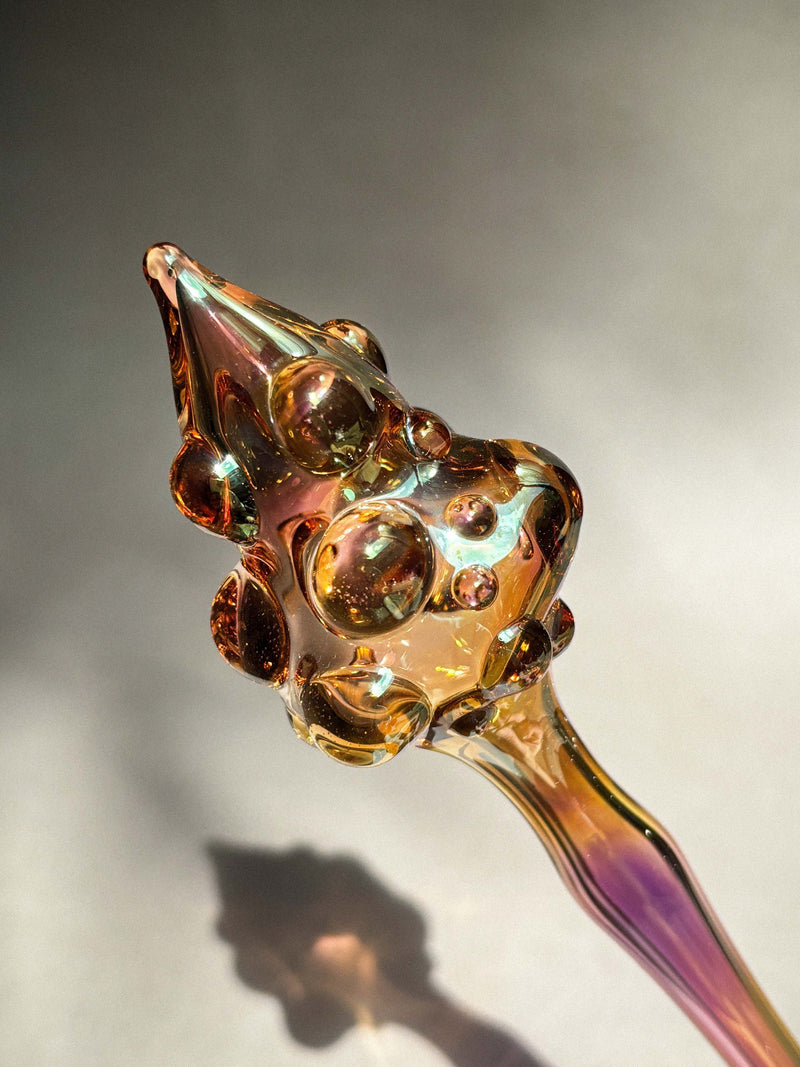 Perfumero Gloriosa Sculptures in Glass — close-up of amber glass detail