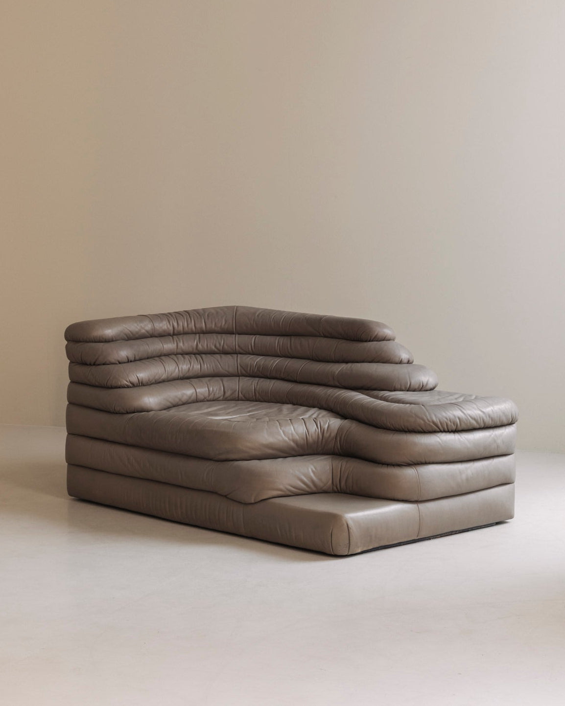 Rare taupe leather Terrazza DS-1025 Sofa by Ubald Klug for De Sede, 1972 by Modern Living | The Oblist