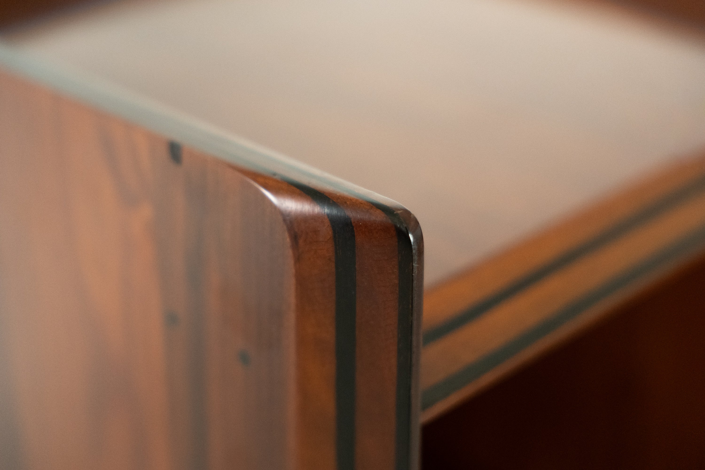 Artona Shelf by Afra & Tobia Scarpa for Maxalto — close-up of wooden edge detail