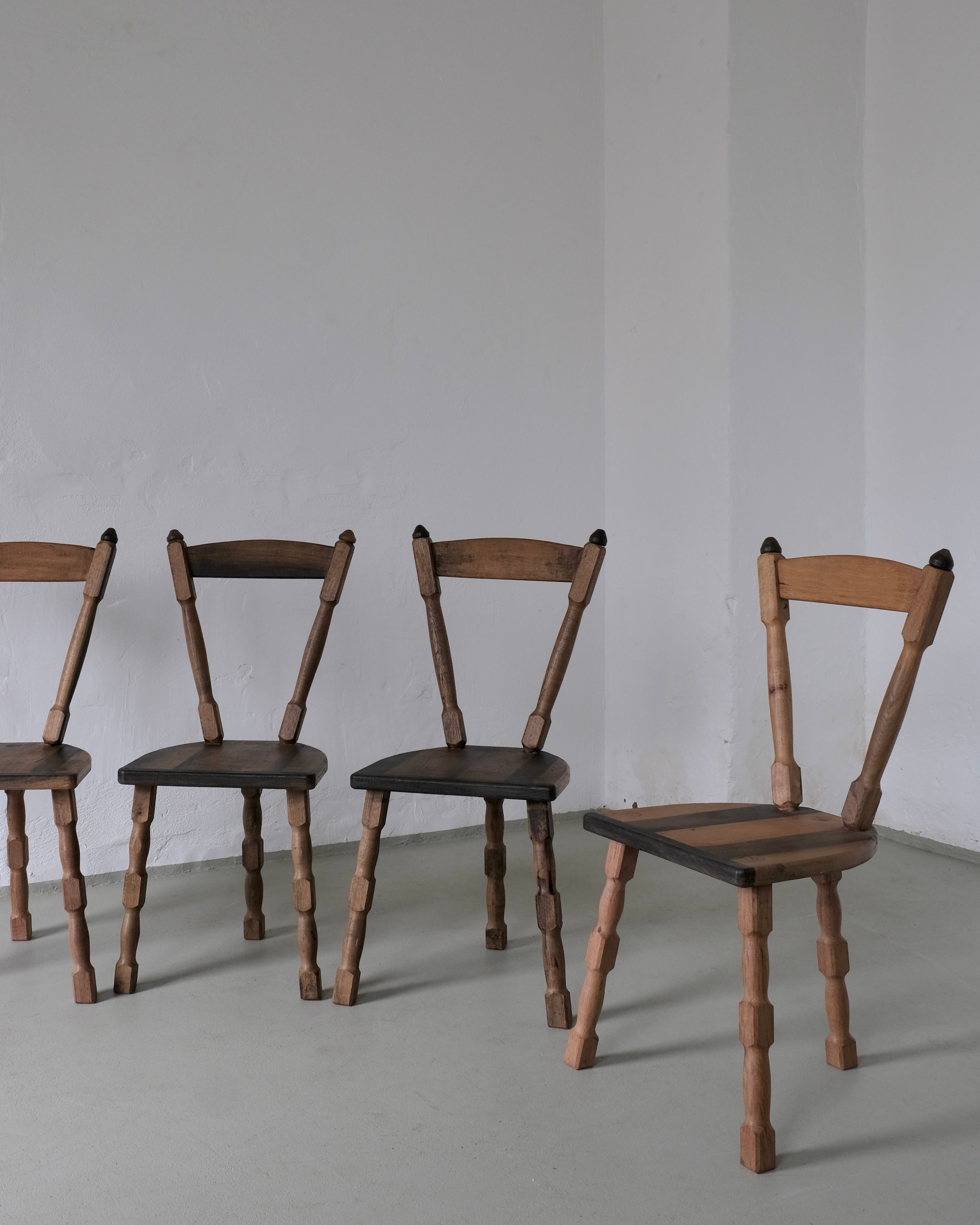 Ensemble de 4 chaises de salle à manger sculpturales tripodes brutalistes, années 1970