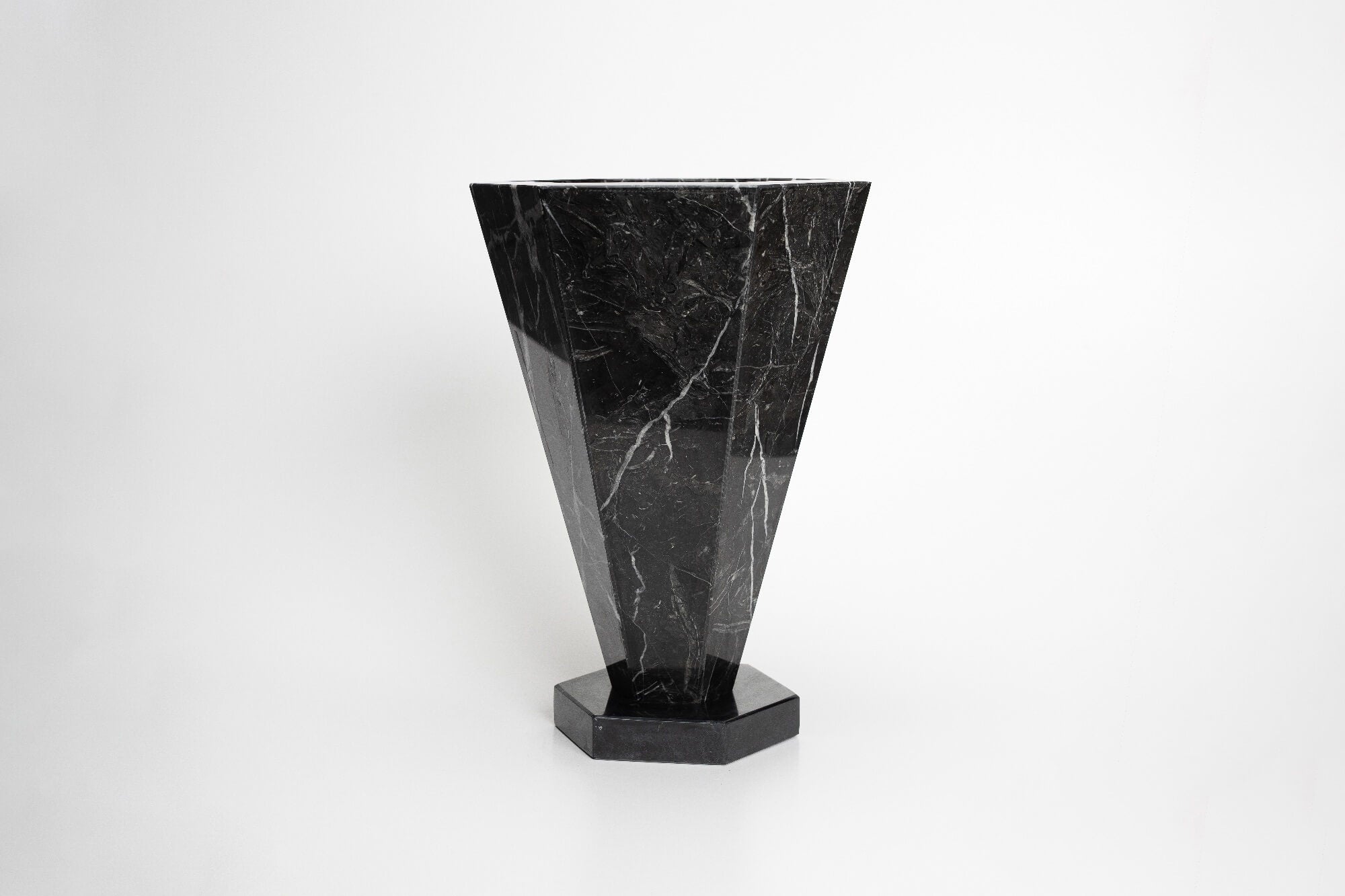 Vase 01 XL — front view of black marble design