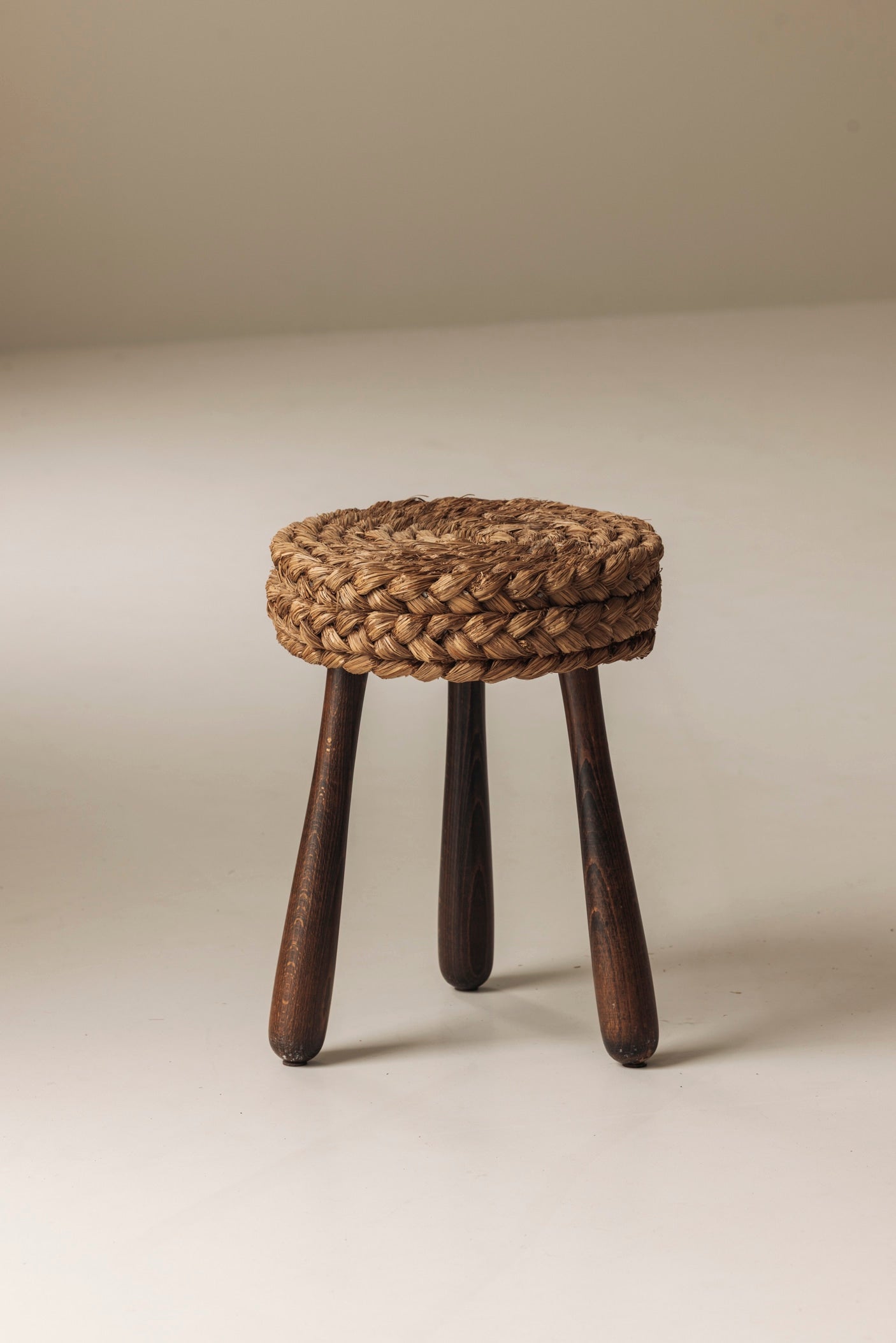 French shepherd’s stool by Adrien Audoux and Frida Minet, France 1950s. — detail view